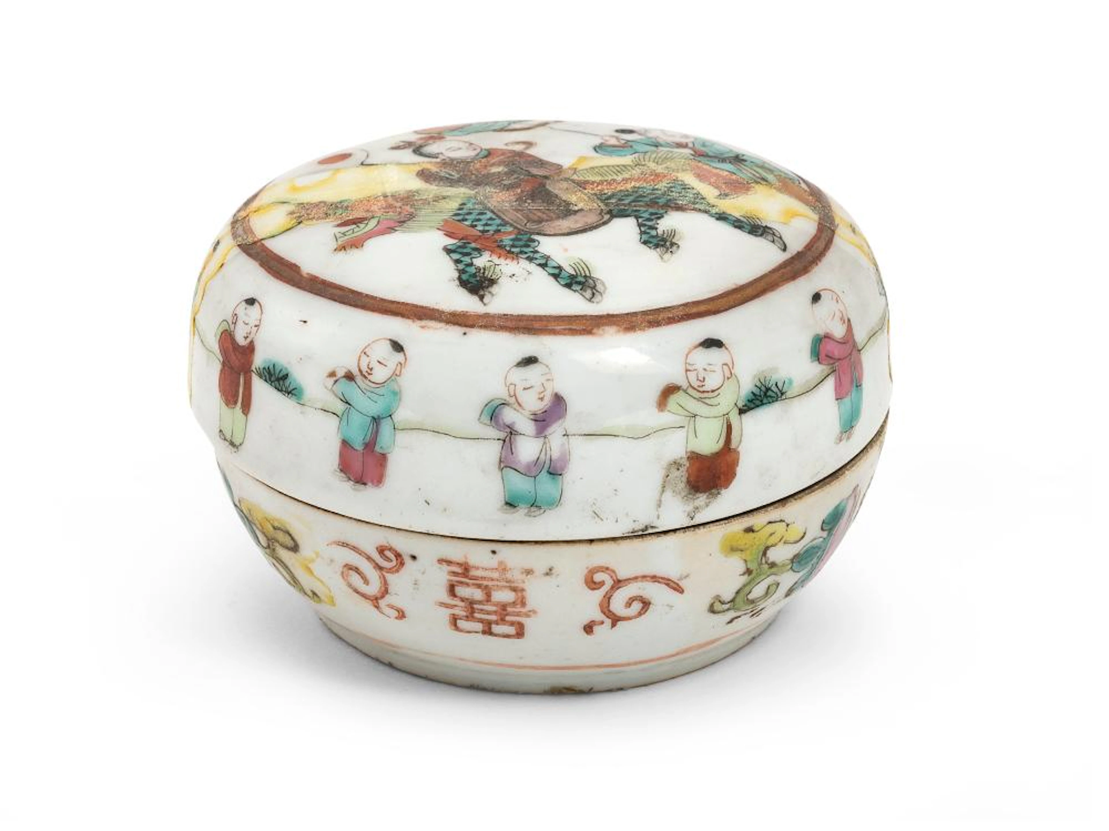 A SMALL CHINESE POLYCHROME ENAMELED PORCELAIN BOX, FIRST HALF 20TH CENTURY