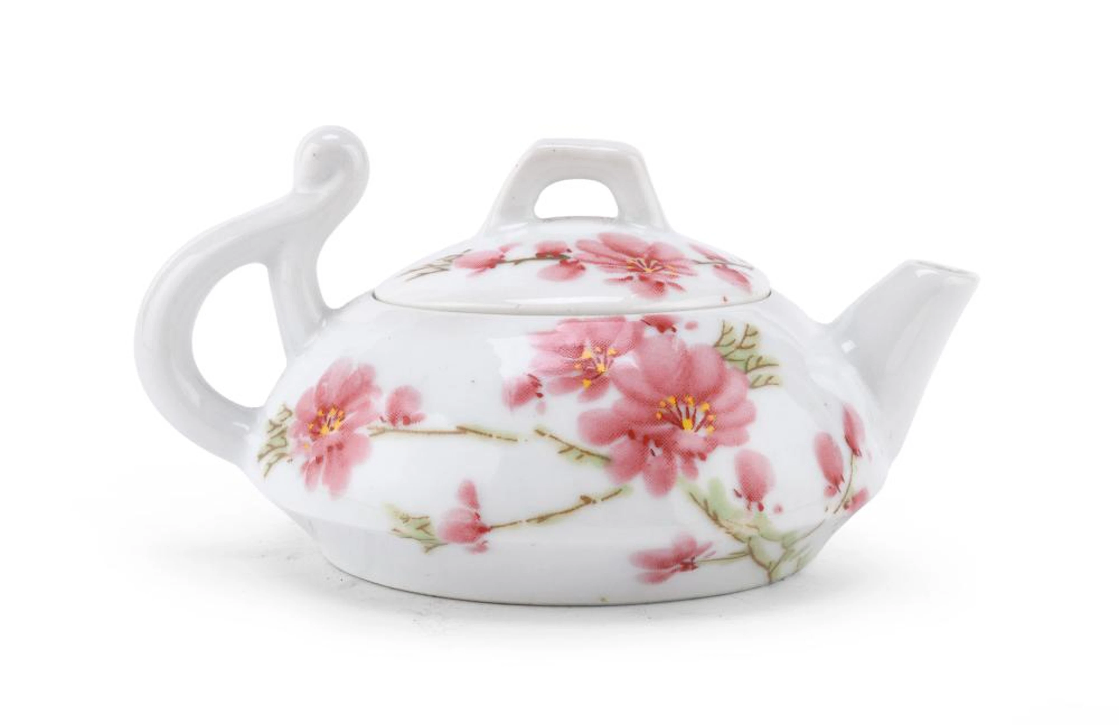 A SMALL CHINESE POLYCHROME ENAMELED PORCELAIN TEA POT