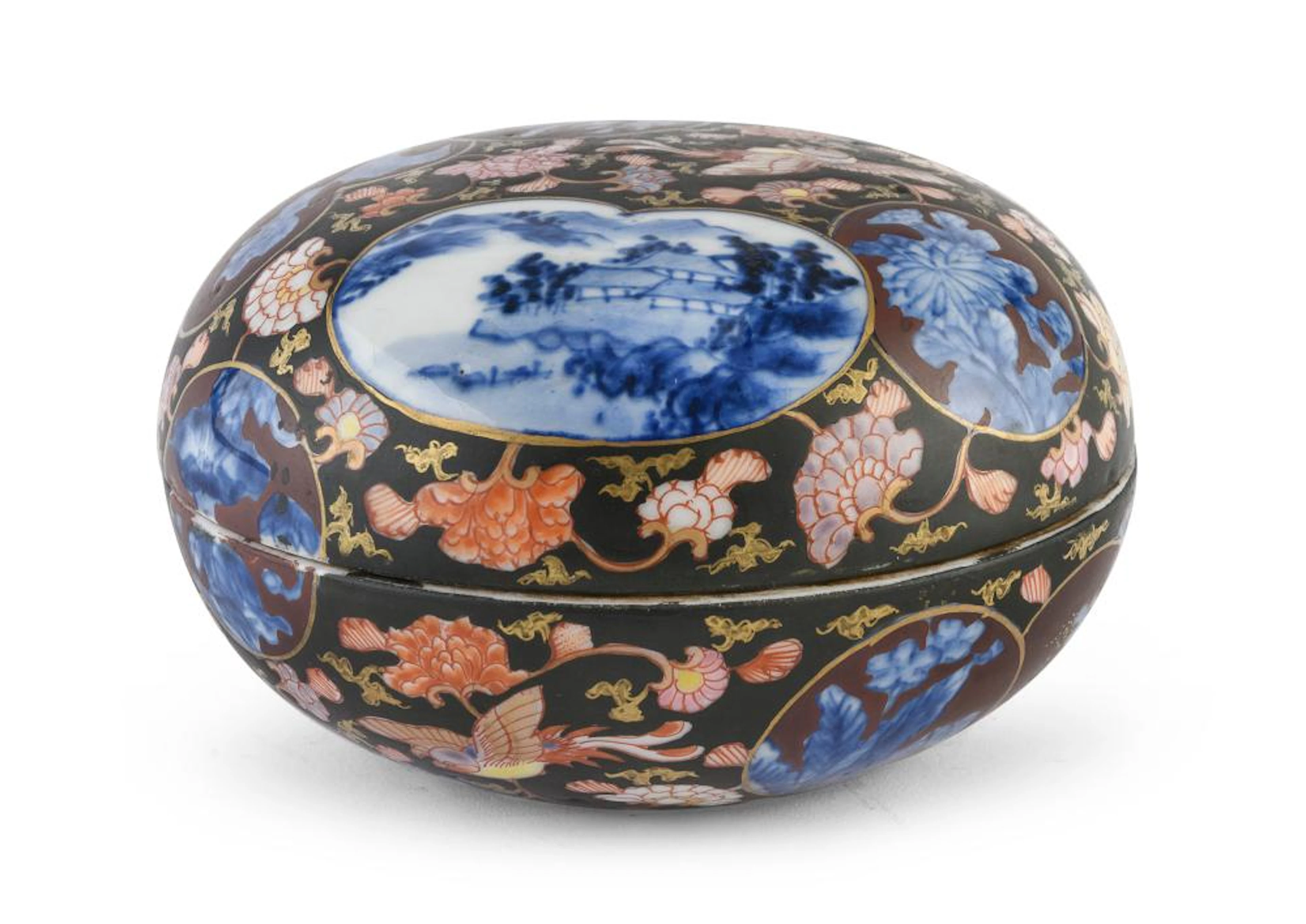 A JAPANESE POLYCHROME ENAMELED PORCELAIN BOX, EARLY 20TH CENTURY.