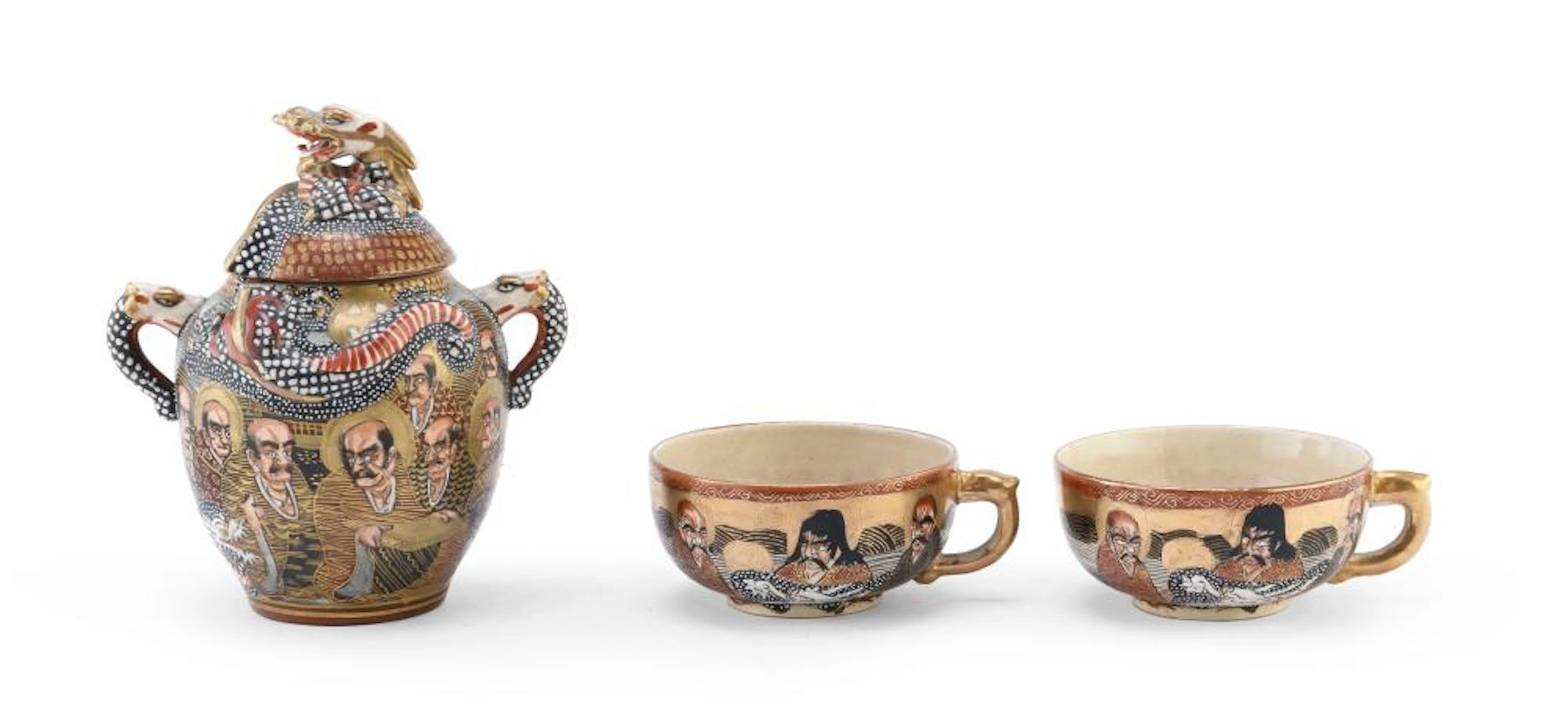 A JAPANESE SUGAR BOWL AND TWO CUPS IN POLYCHROME AND GOLD ENAMELED CERAMIC