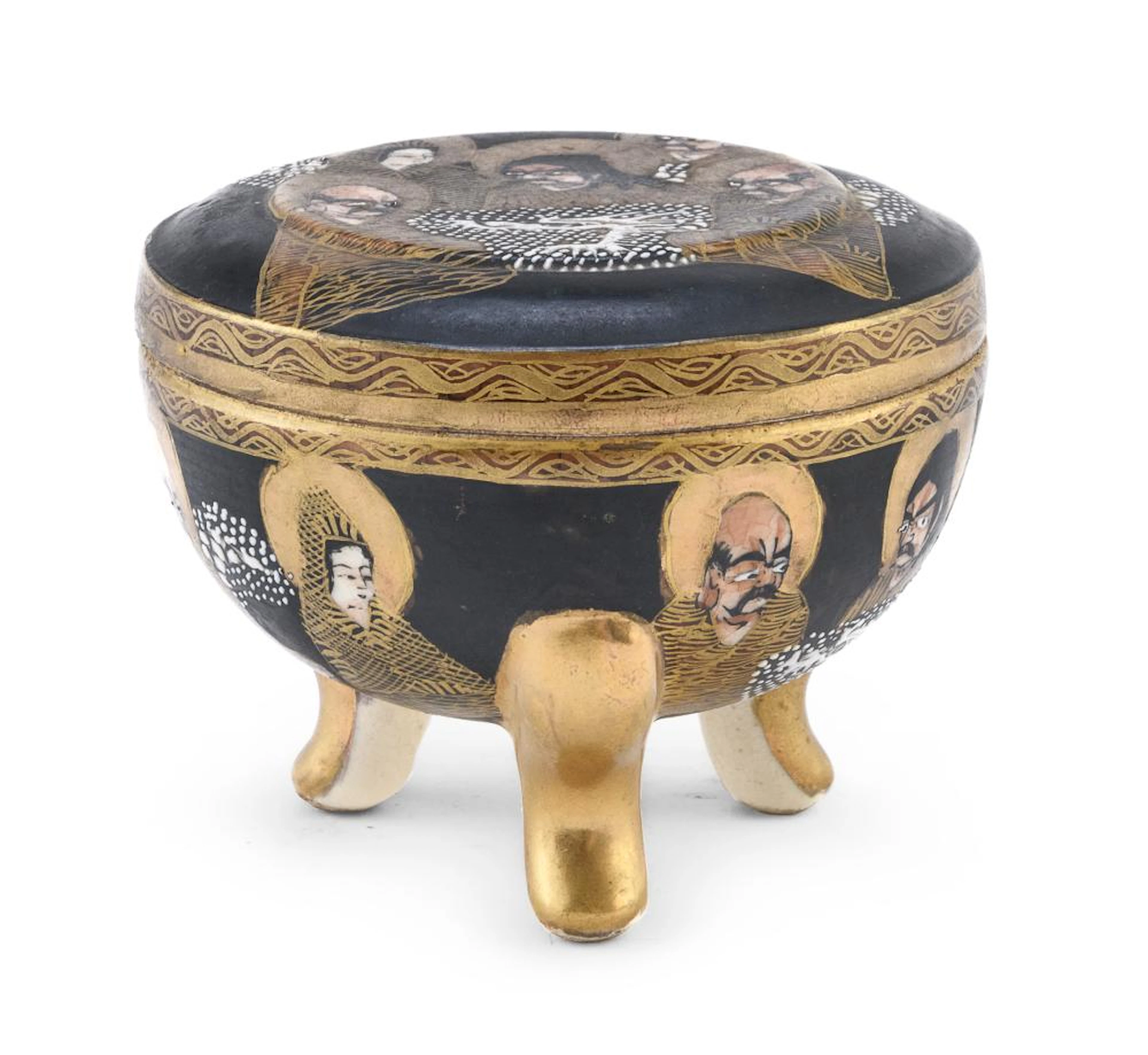 A JAPANESE POLYCHROME AND GOLD ENAMELED SATSUMA CERAMIC BOX, EARLY 20TH CENTURY.