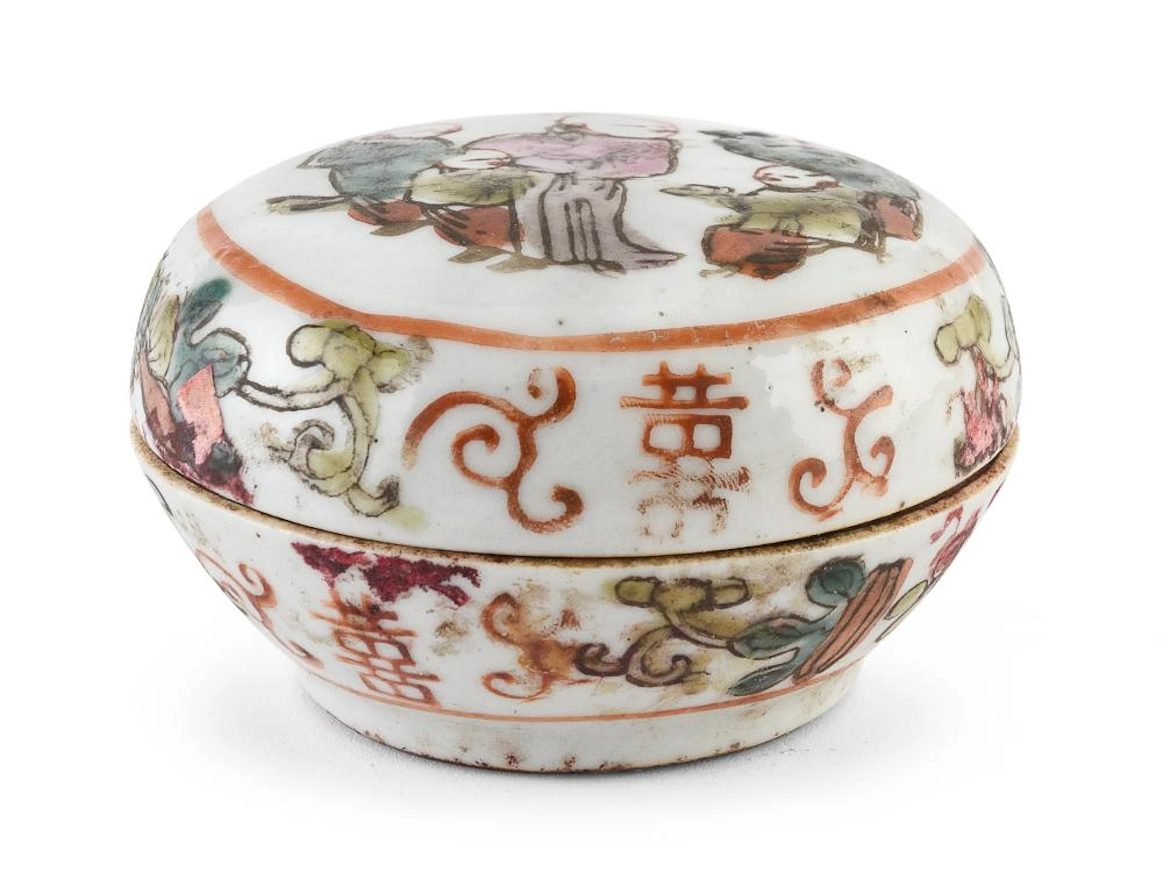 A CHINESE POLYCHROME ENAMELED PORCELAIN BOX, FIRST HALF 20TH CENTURY.
