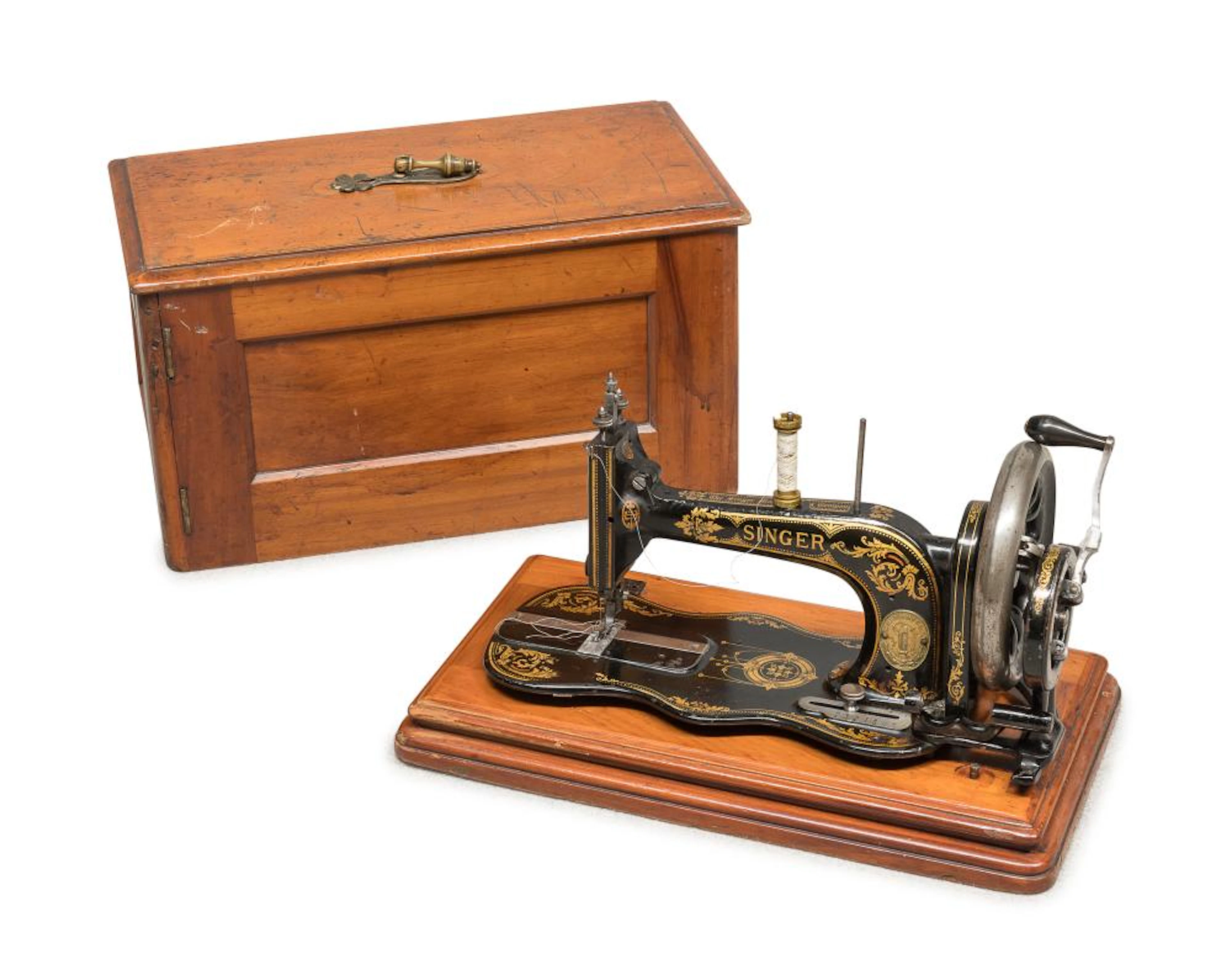 OLD SEWING MACHINE, EARLY 20TH CENTURY