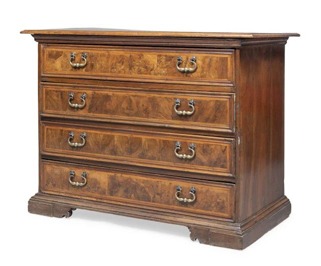 WALNUT CHEST OF DRAWERS, CENTRAL ITALY 18TH CENTURY