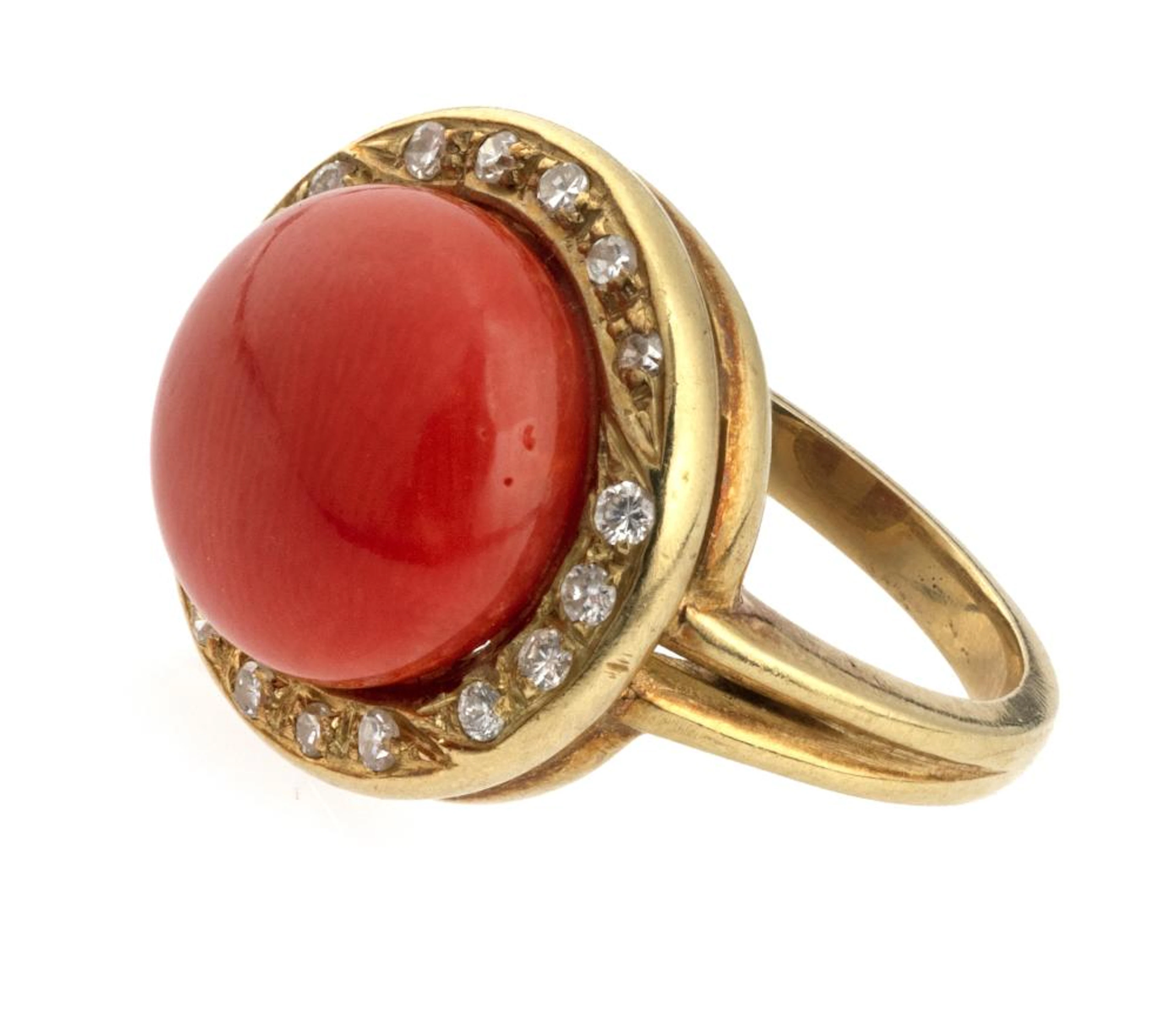 GOLD RING WITH CORAL AND DIAMONDS