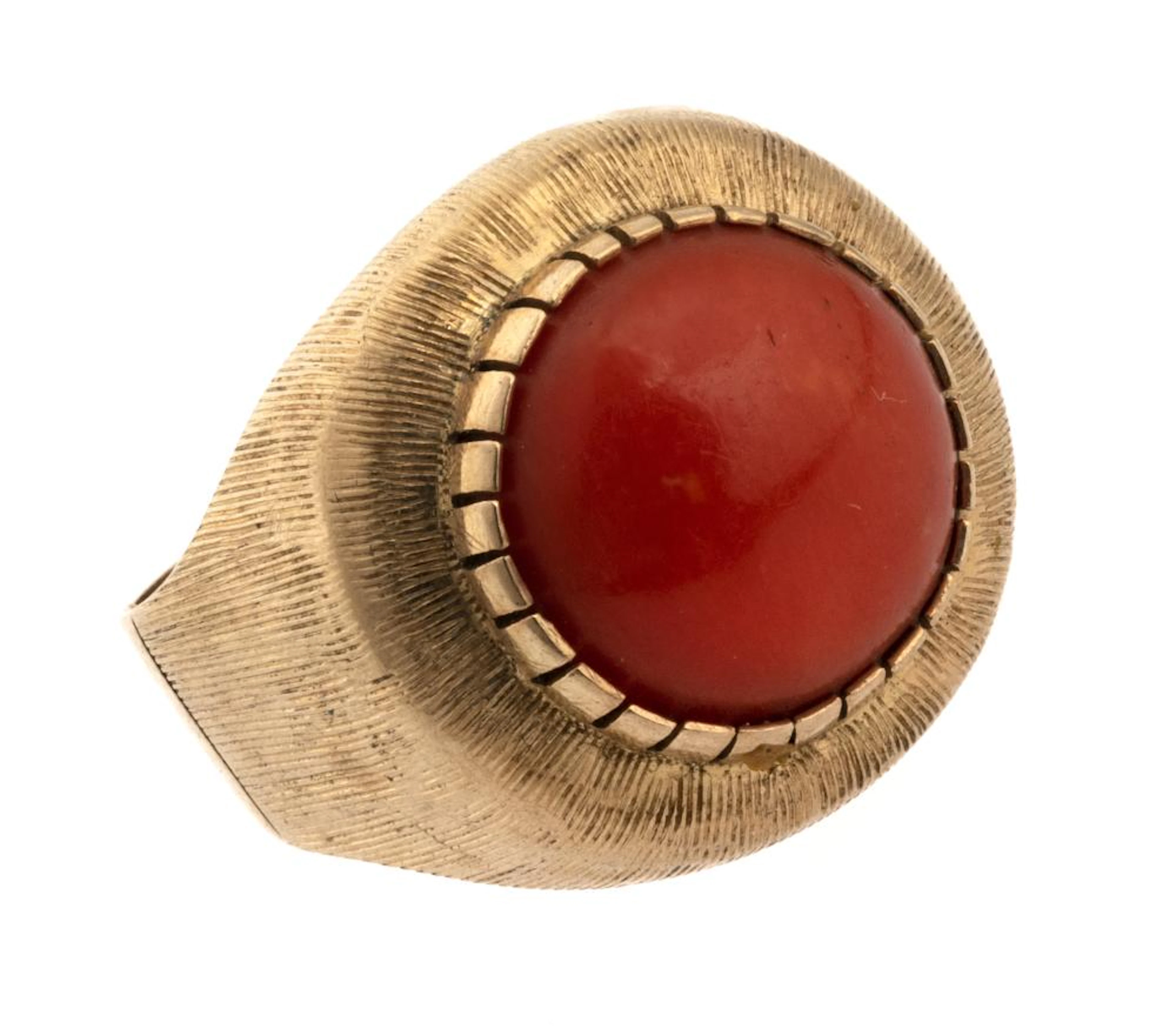 GOLD RING WITH CORAL