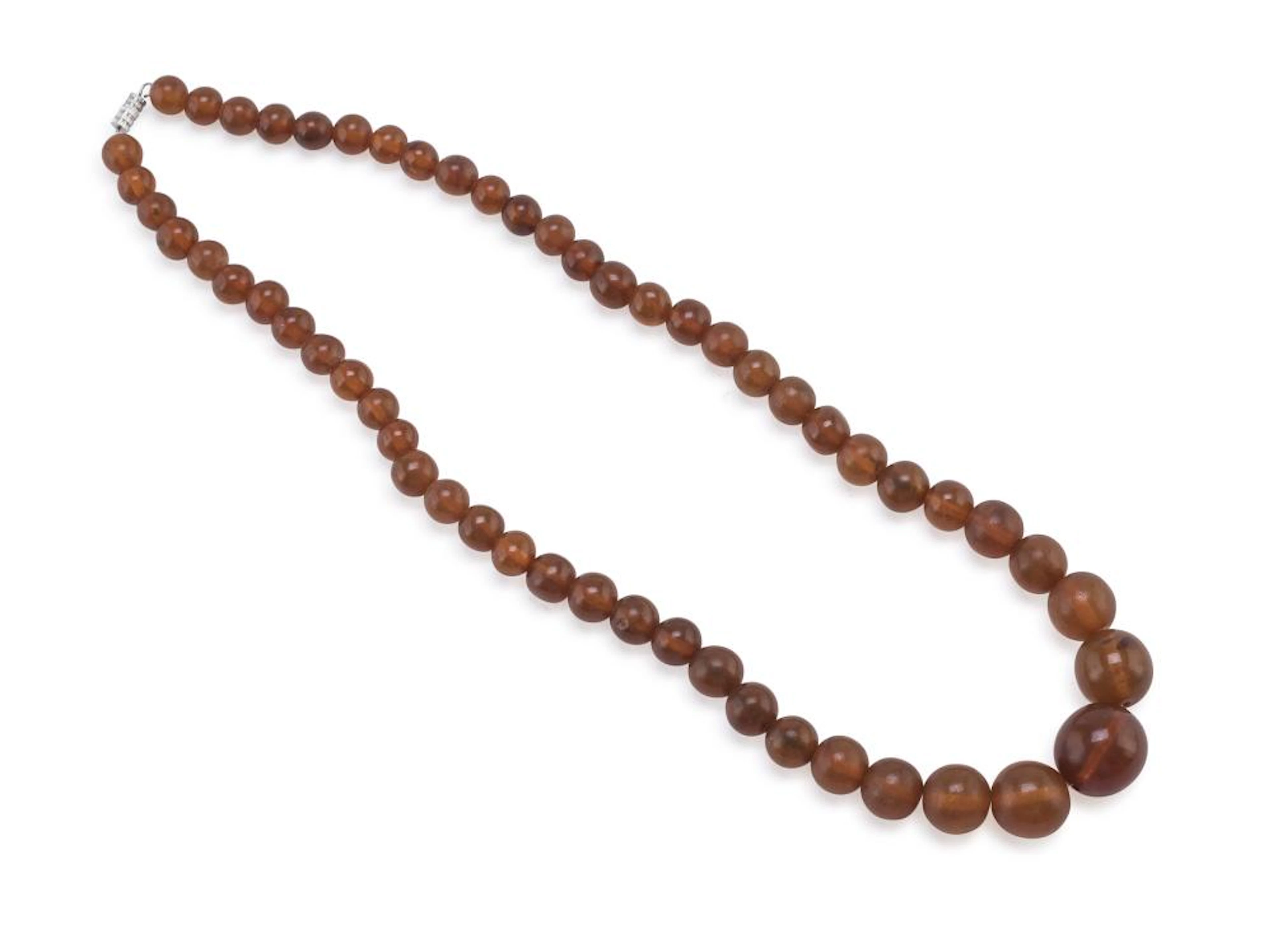 A CHINESE NECKLACE IN AMBER, 20TH CENTURY.