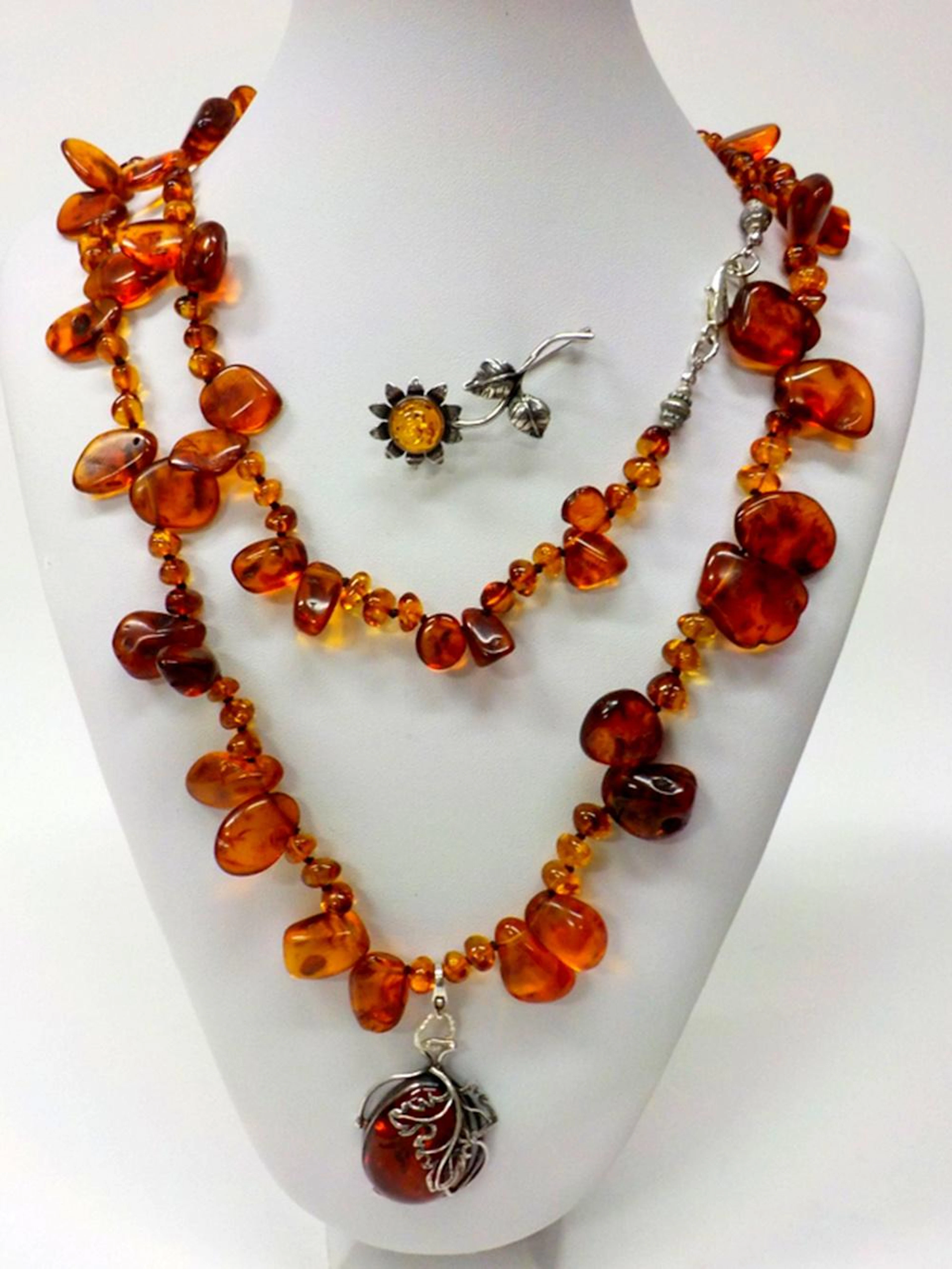 BEAUTIFUL SET OF NECKLACE, PIN AND PENDANT IN AMBER