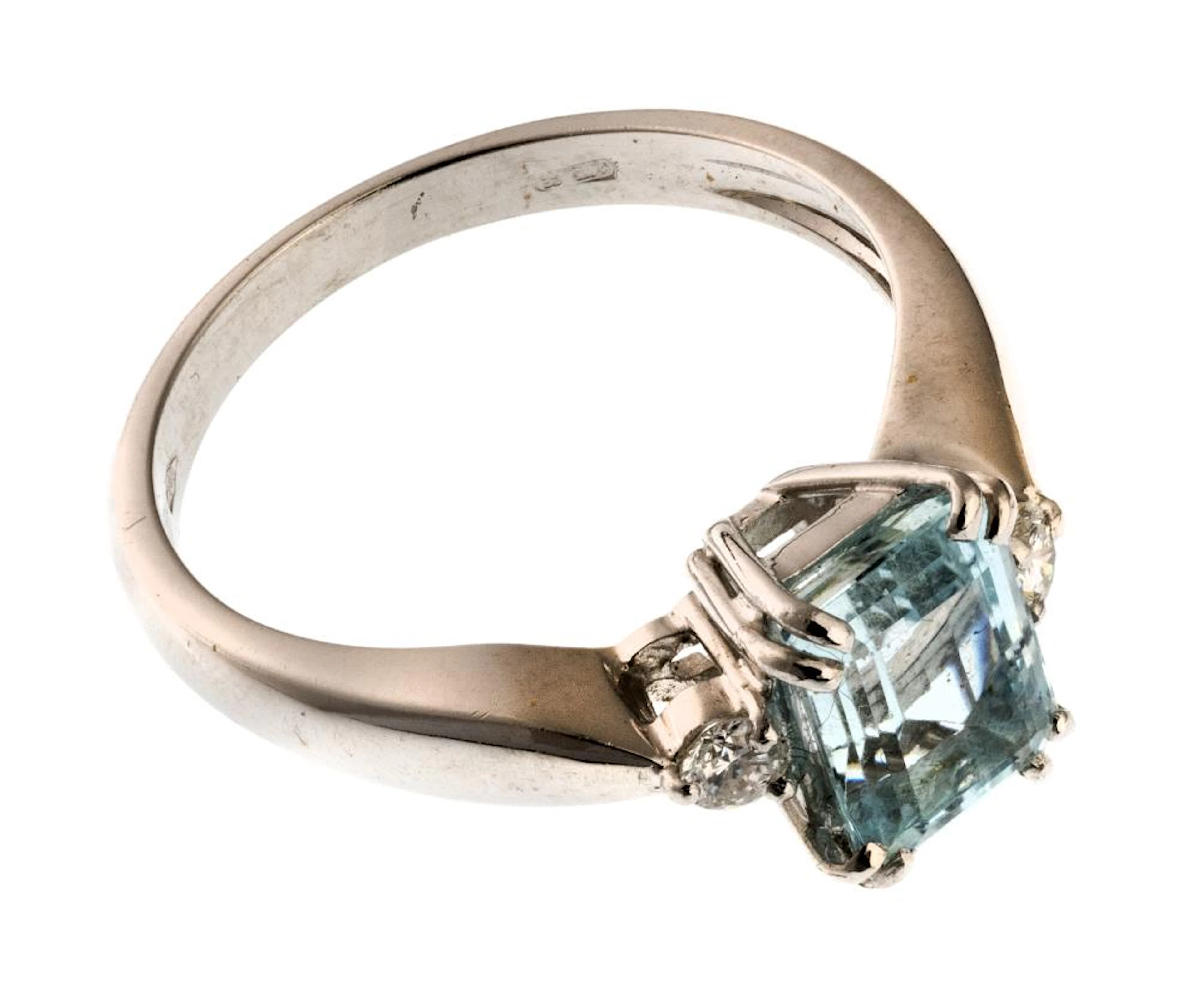WHITE GOLD RING WITH AQUAMARINE AND DIAMONDS
