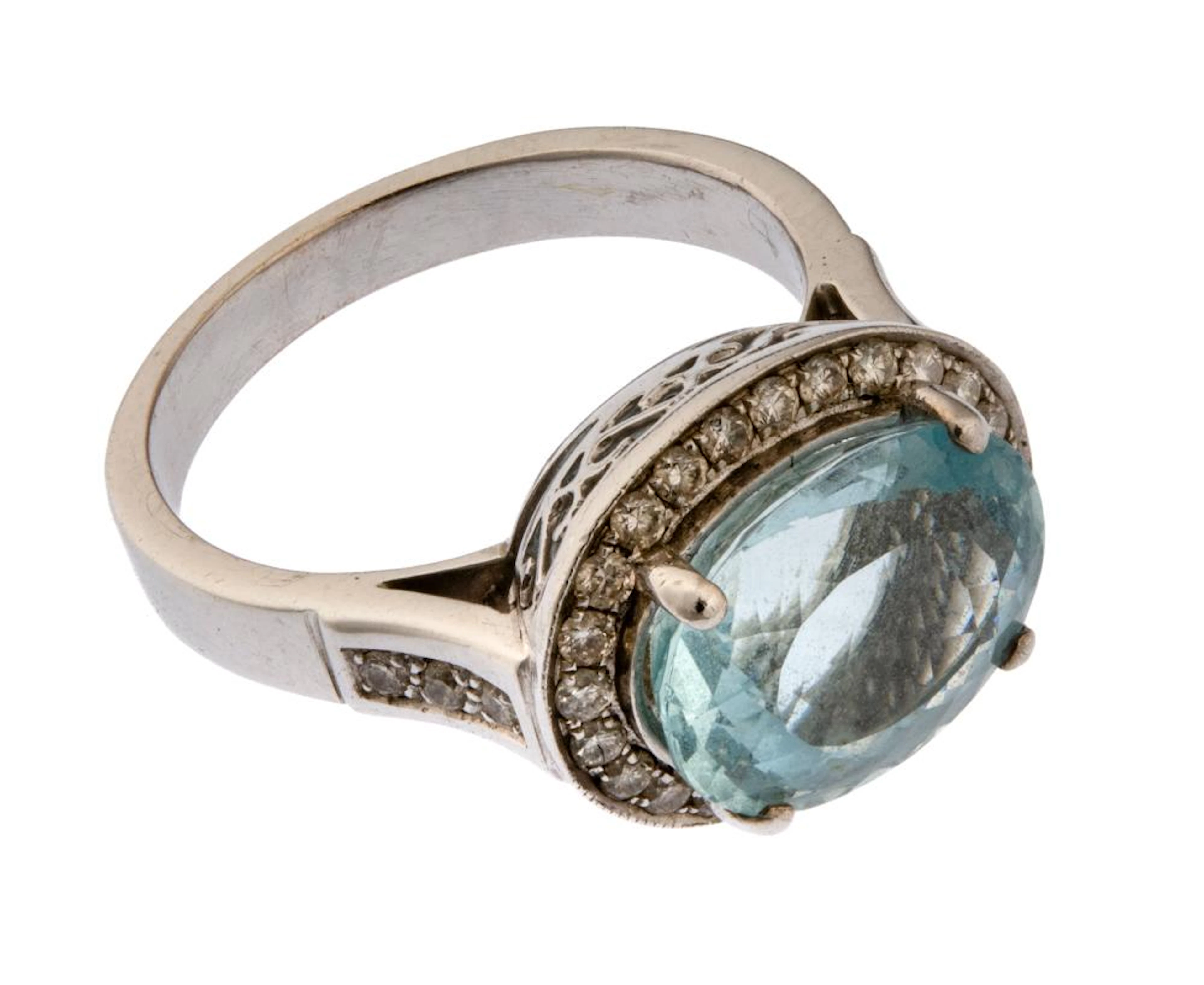 WHITE GOLD RING WITH DIAMONDS AND AQUAMARINE