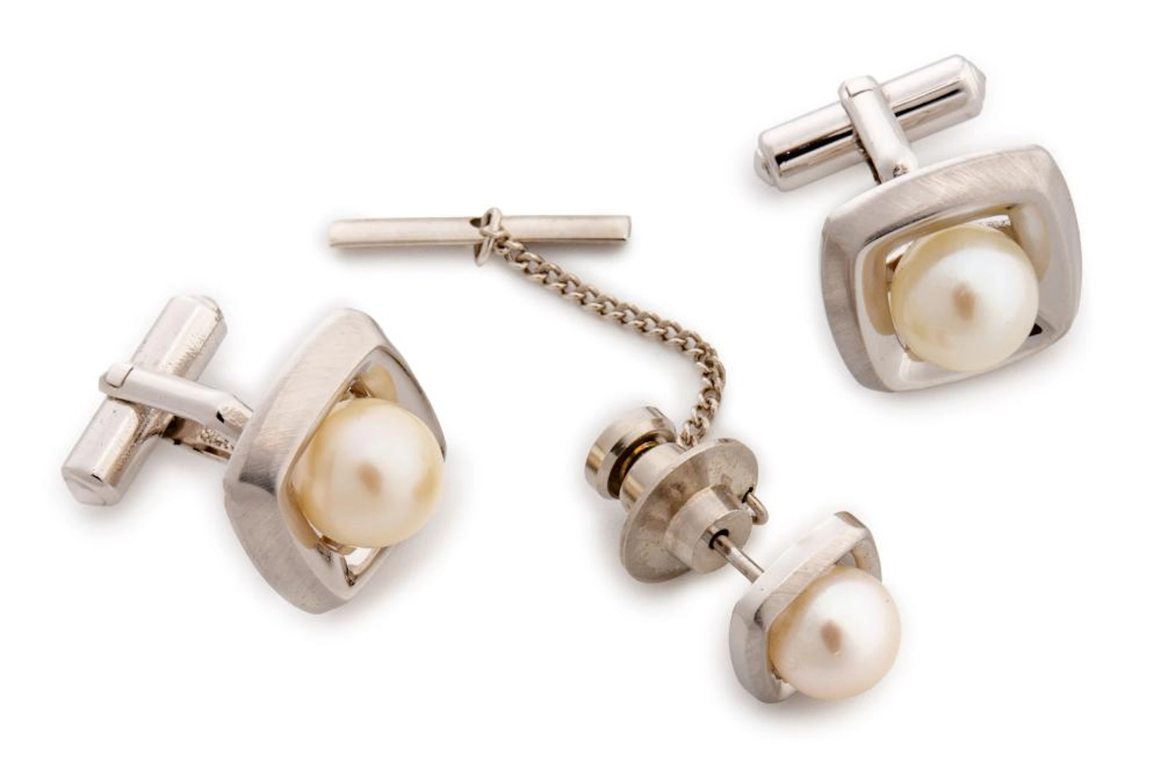 SET OF SILVER CUFFLINKS AND TIE CLIP