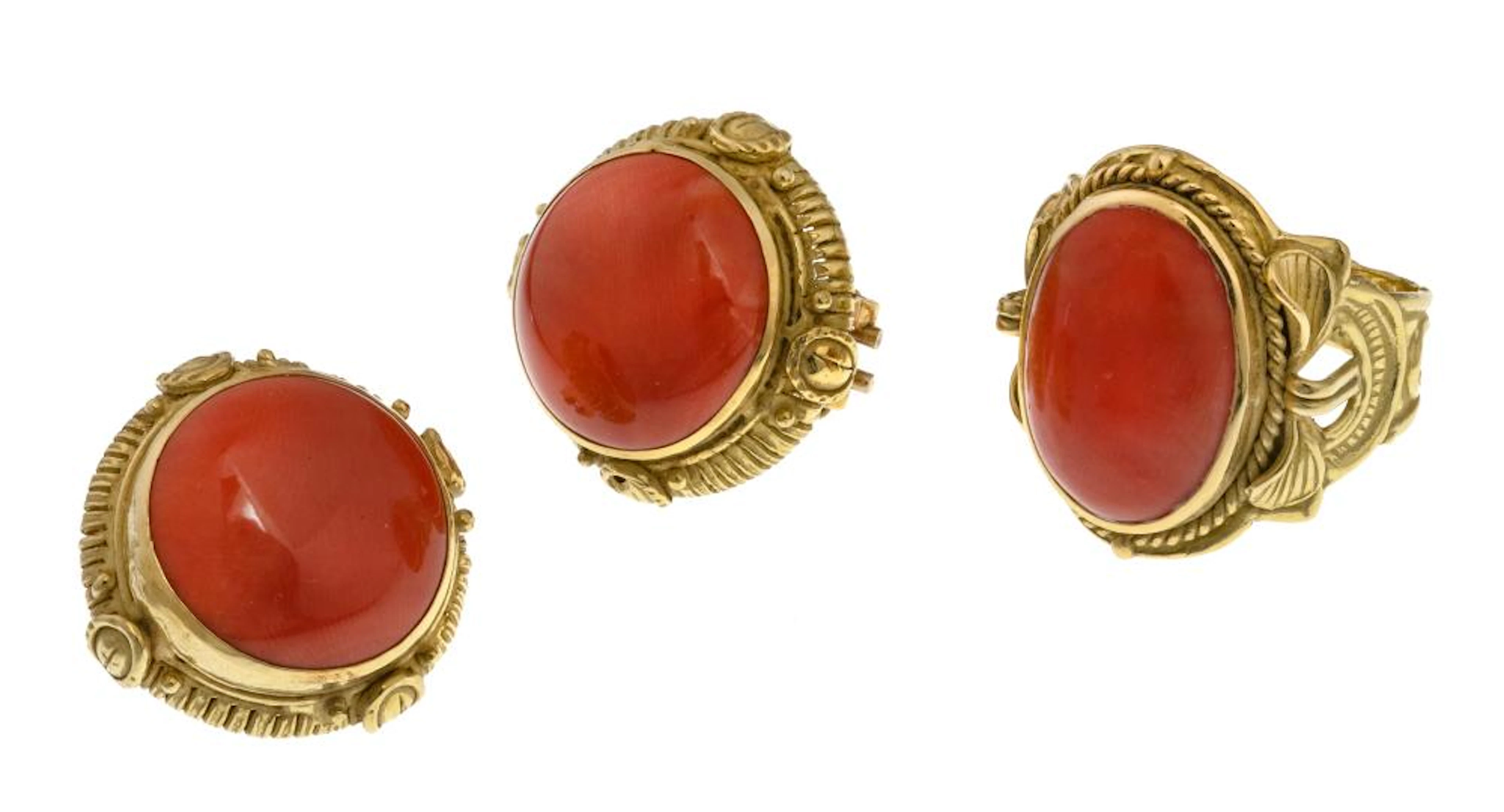 SET OF GOLD EARRINGS AND RING WITH CORALS