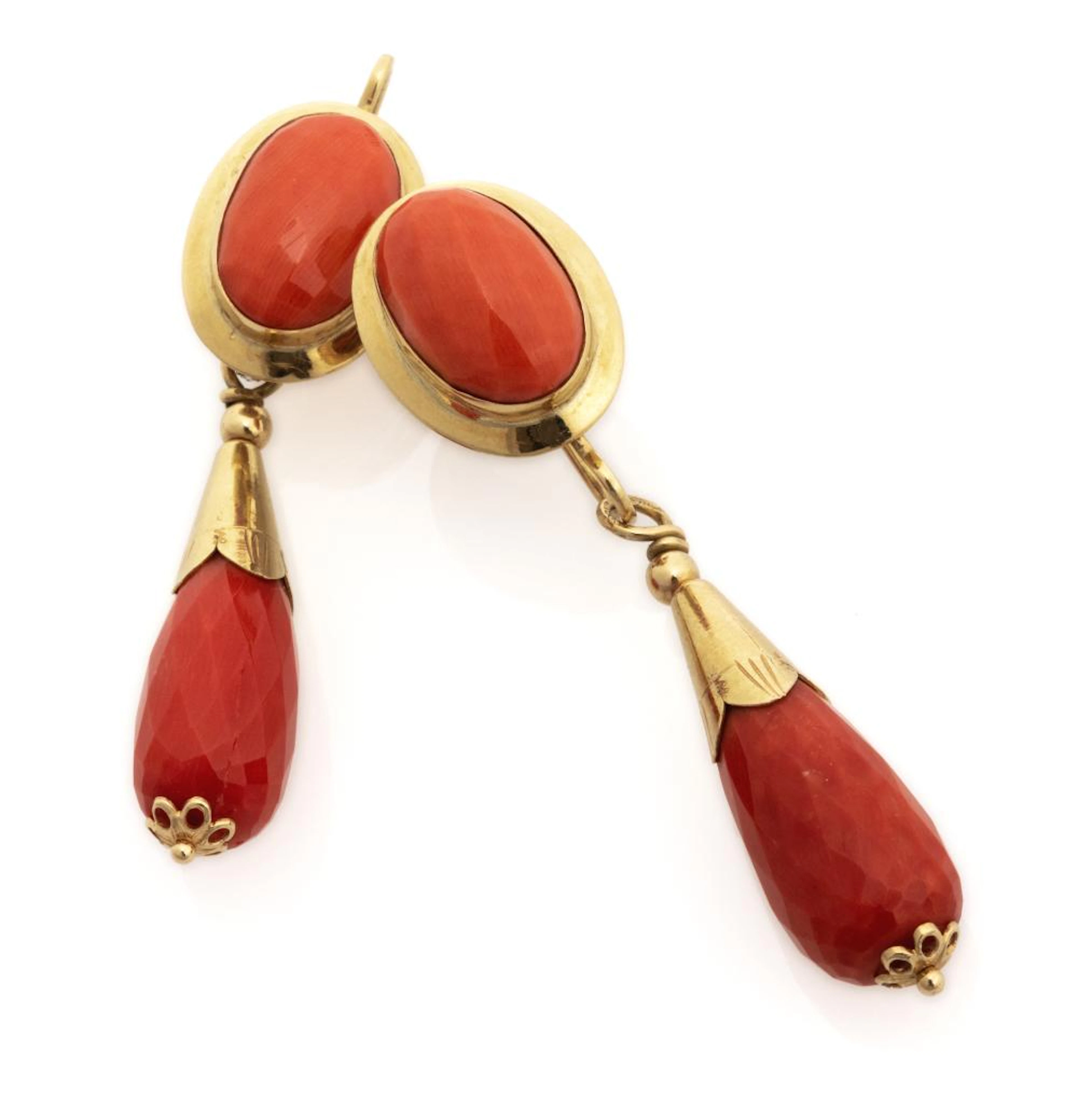 GOLD EARRINGS WITH CORALS