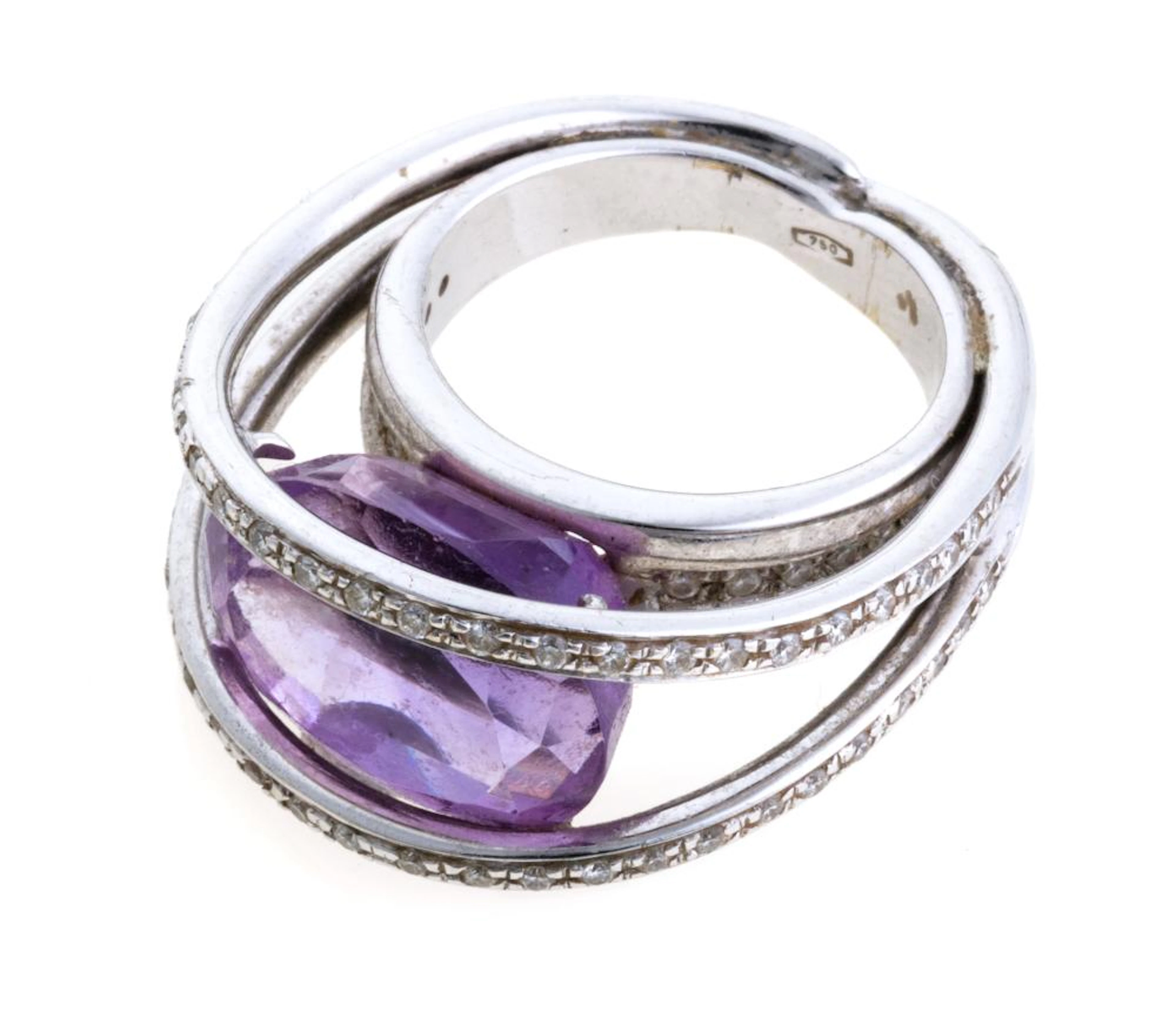 GOLD RING WITH CENTRAL AMETHYST AND DIAMONDS