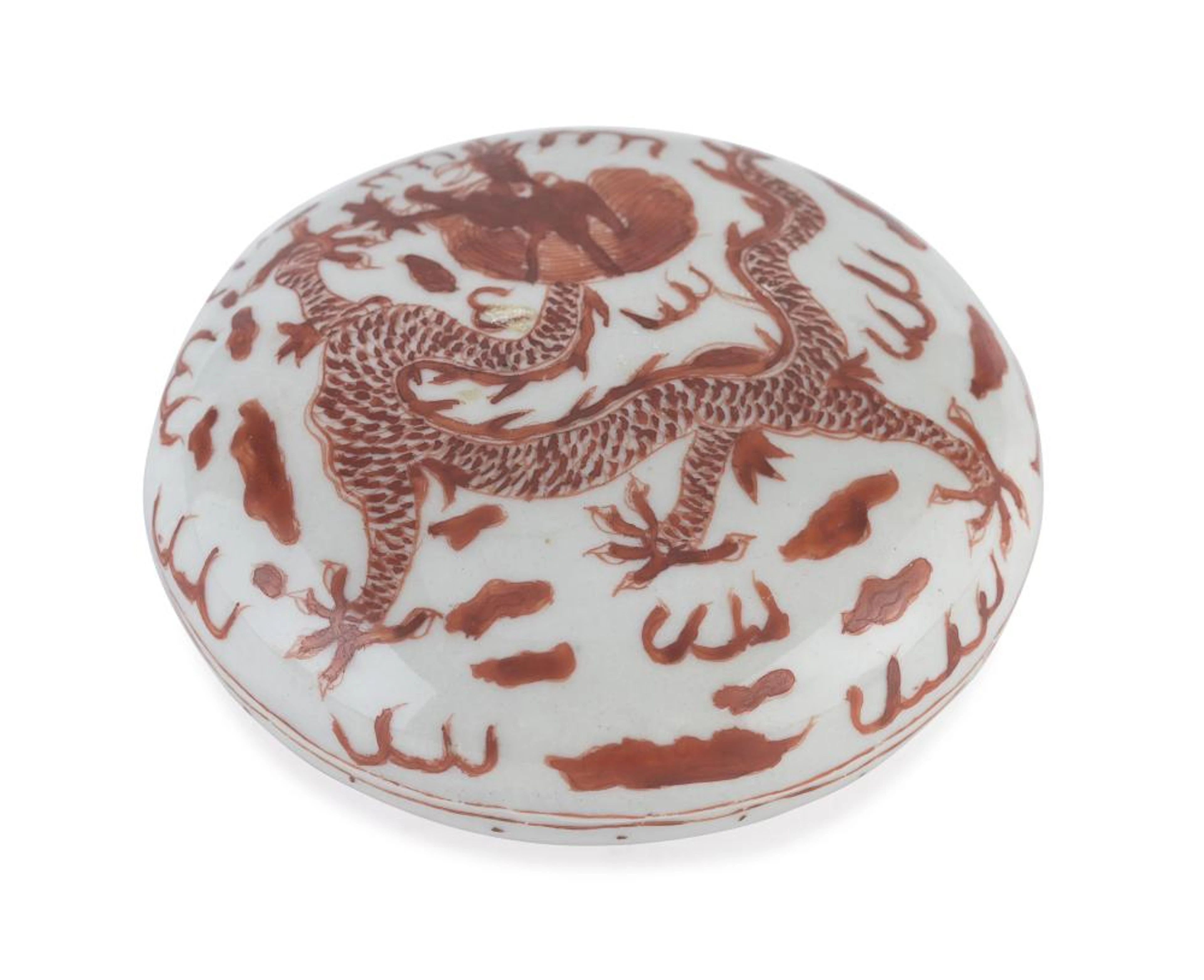 A CHINESE RED ENAMEL DECORATED PORCELAIN BOX. FIRST HALF 20TH CENTURY.