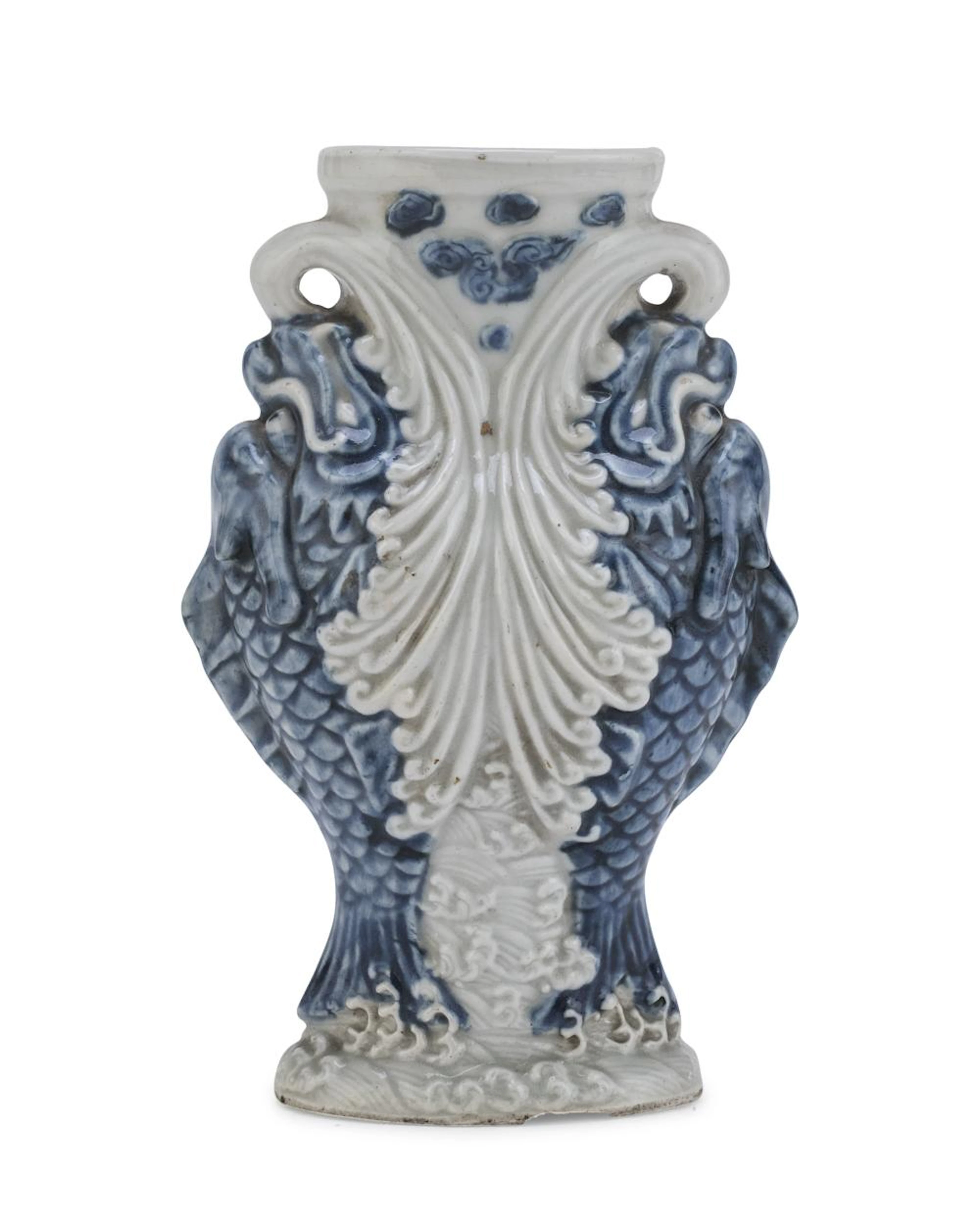 A CHINESE WHITE AND BLUE PORCELAIN VASE FIRST HALF 20TH CENTURY.
