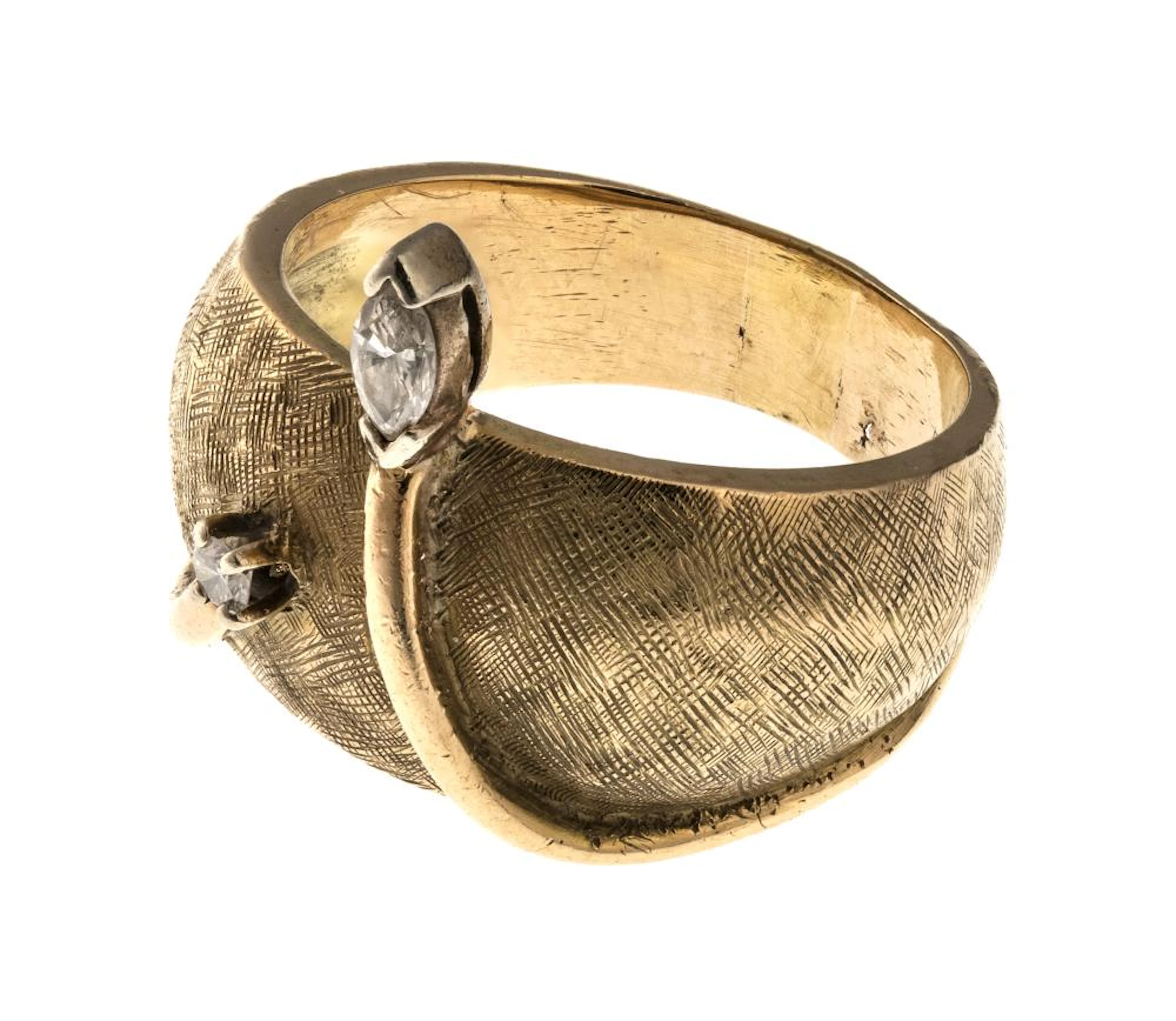 GOLD RING WITH DIAMONDS
