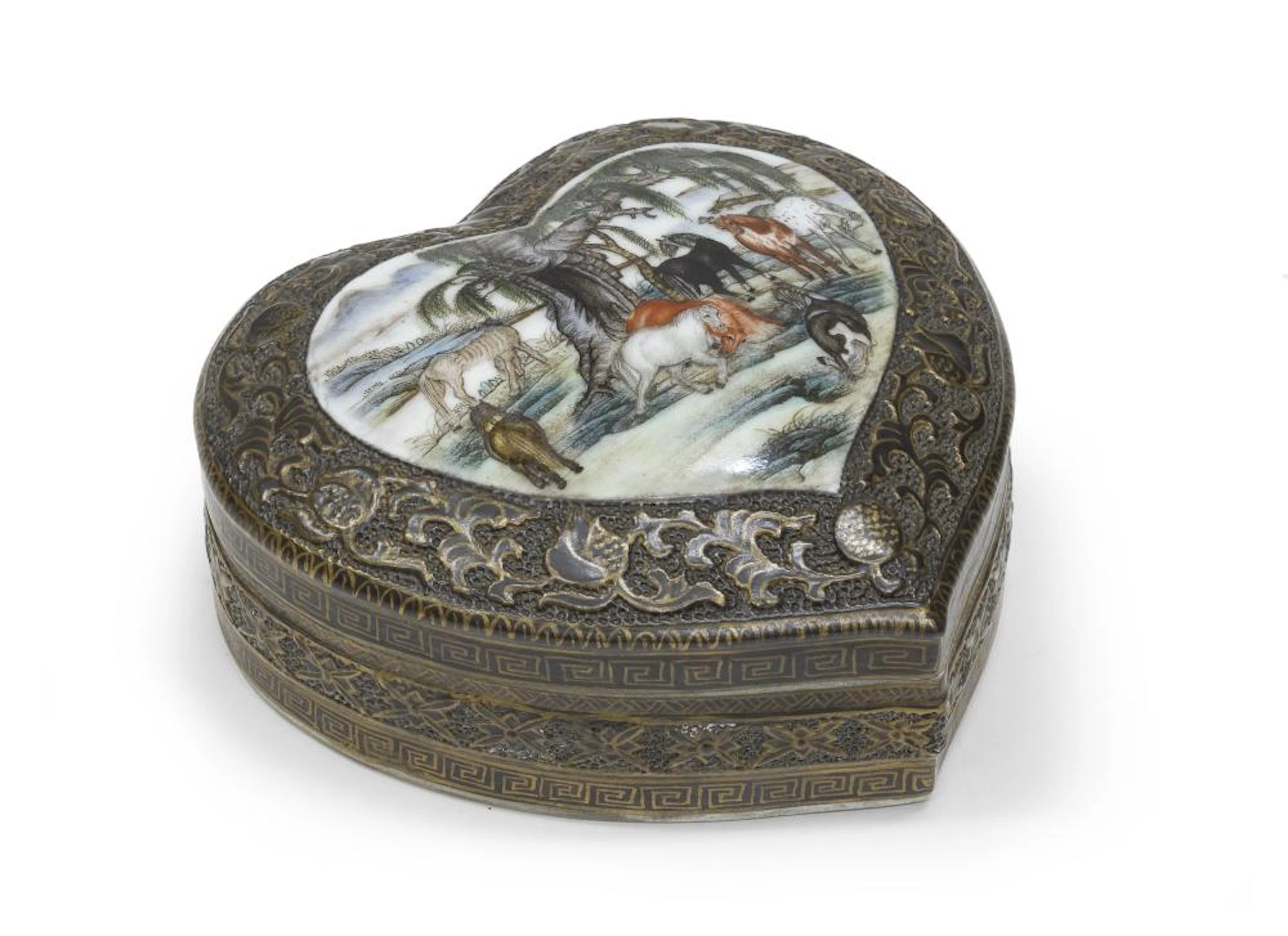 A CHINESE POLYCHROME ENAMELED PORCELAIN BOX, 20TH CENTURY.