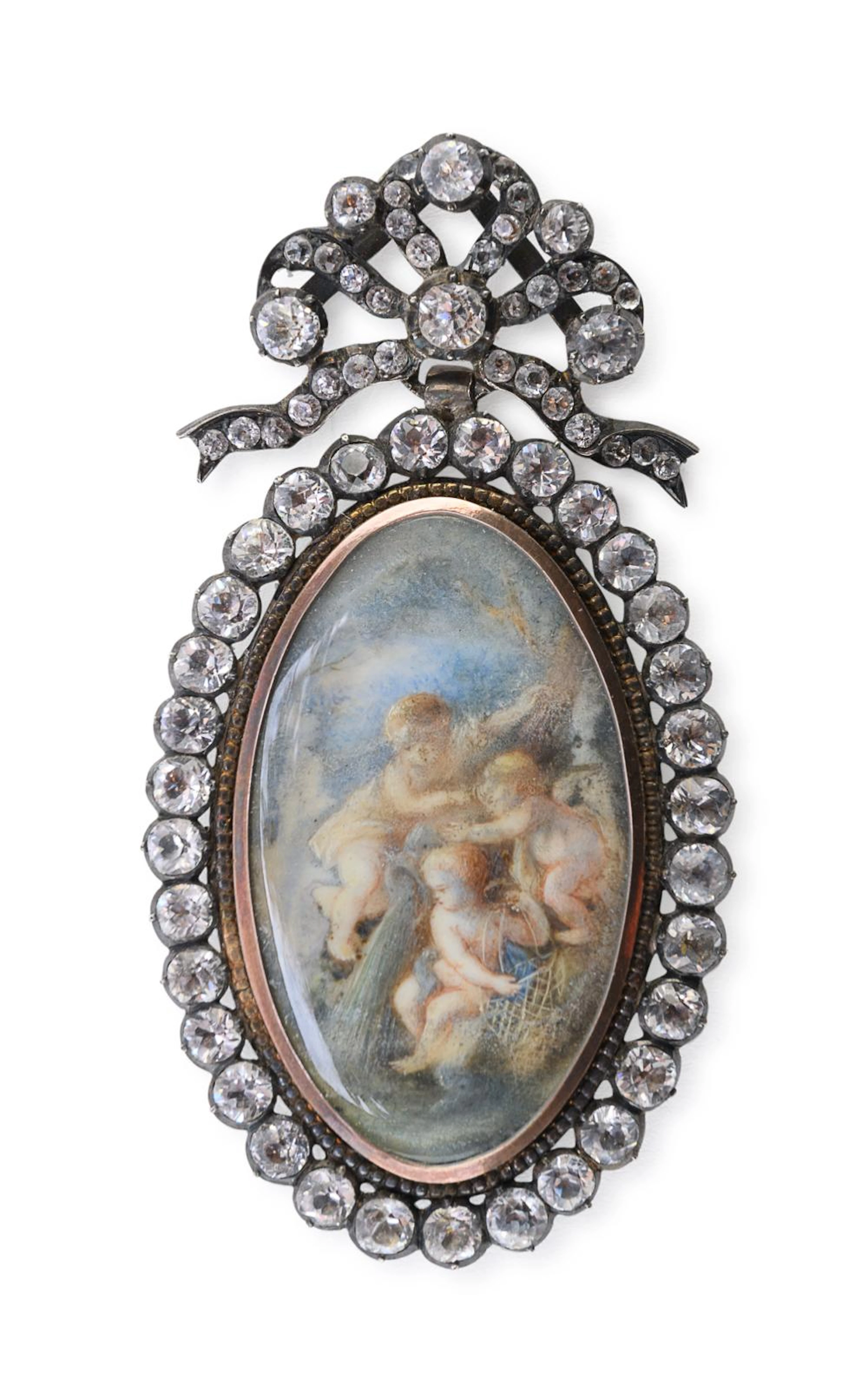 ICE PENDANT WITH MINIATURE, EARLY 20TH CENTURY