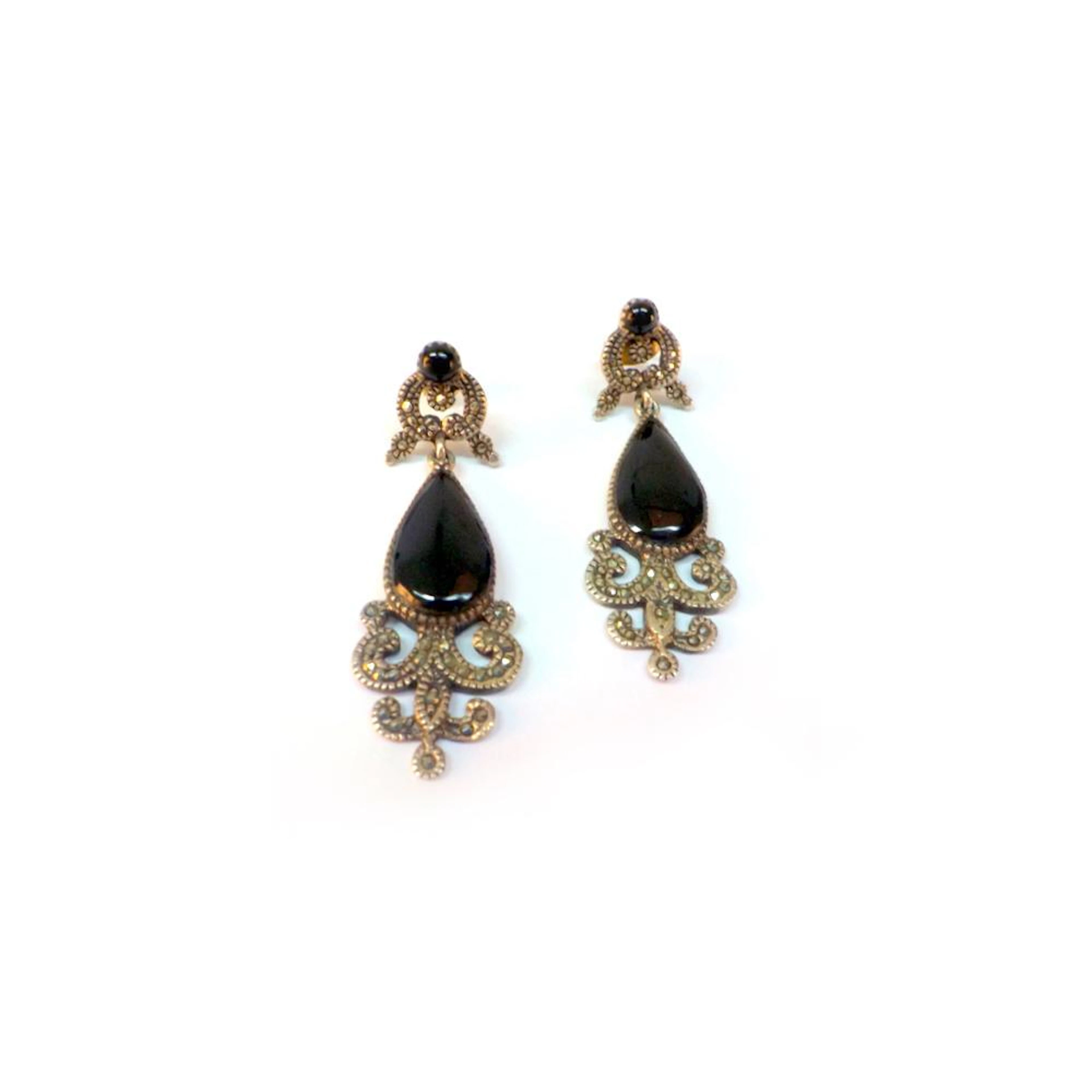 PAIR OF EARRINGS
