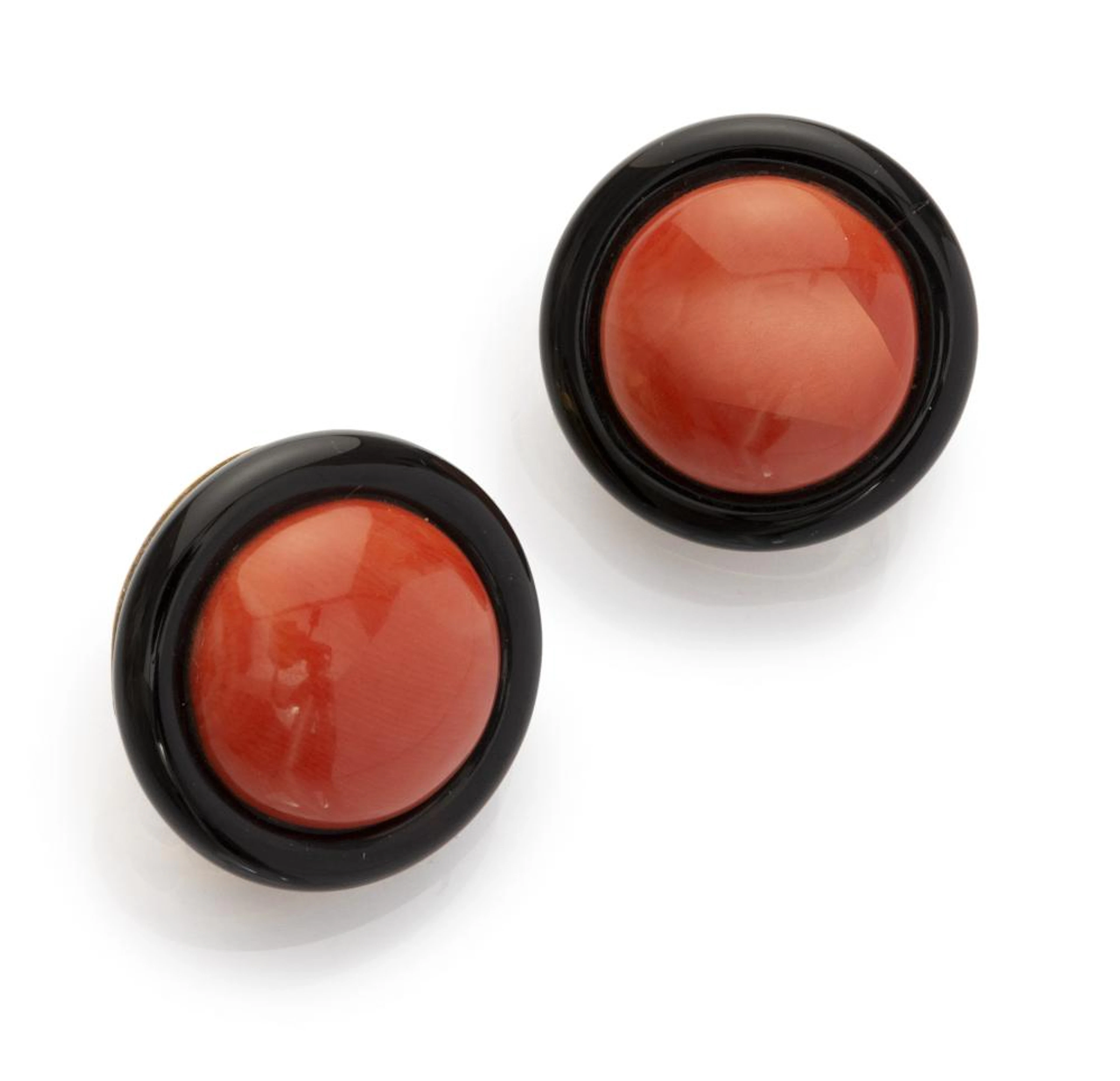 A PAIR OF EARRINGS