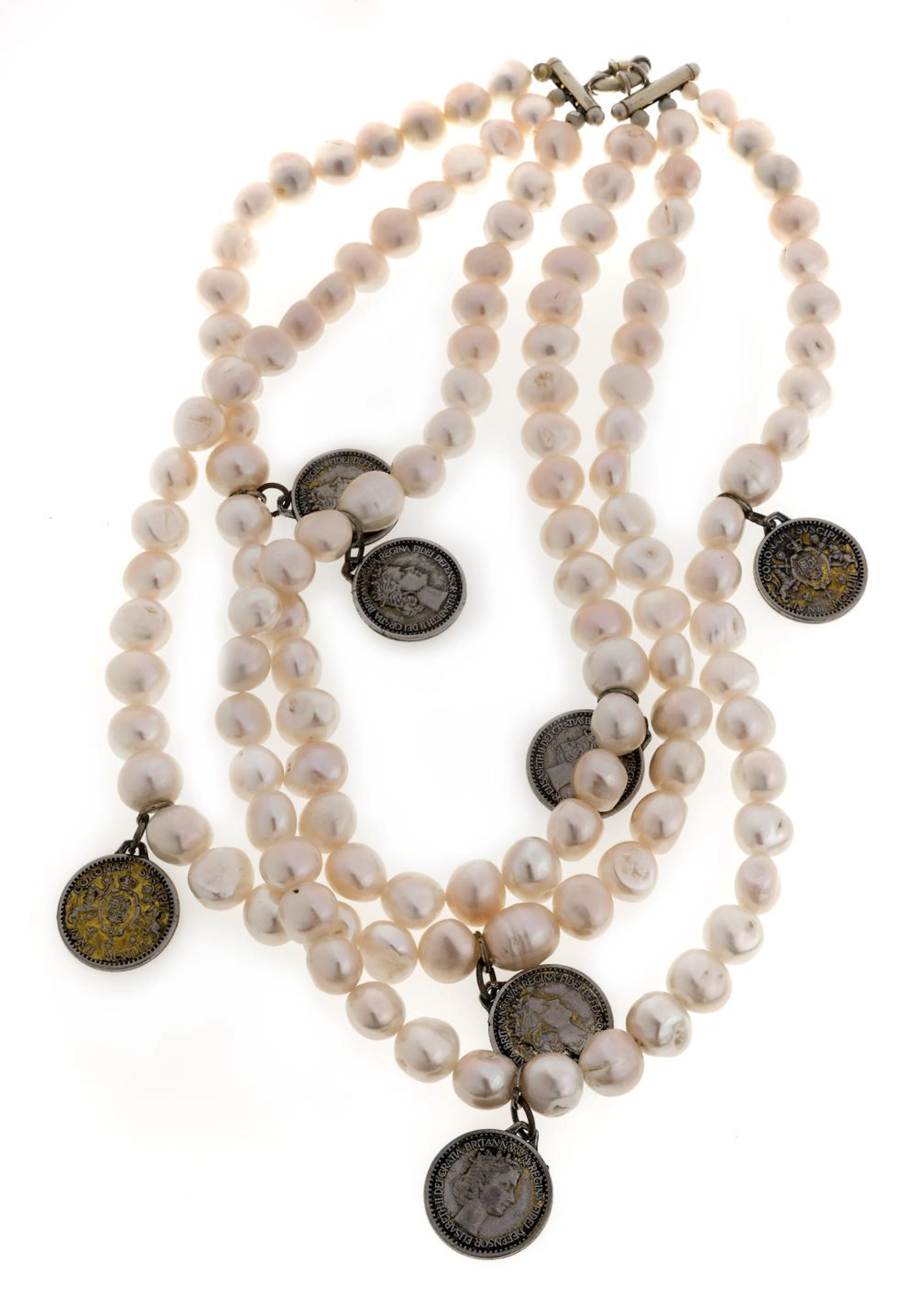 ECKLACE WITH SCARAMAZZE PEARLS AND ENGLISH COINS