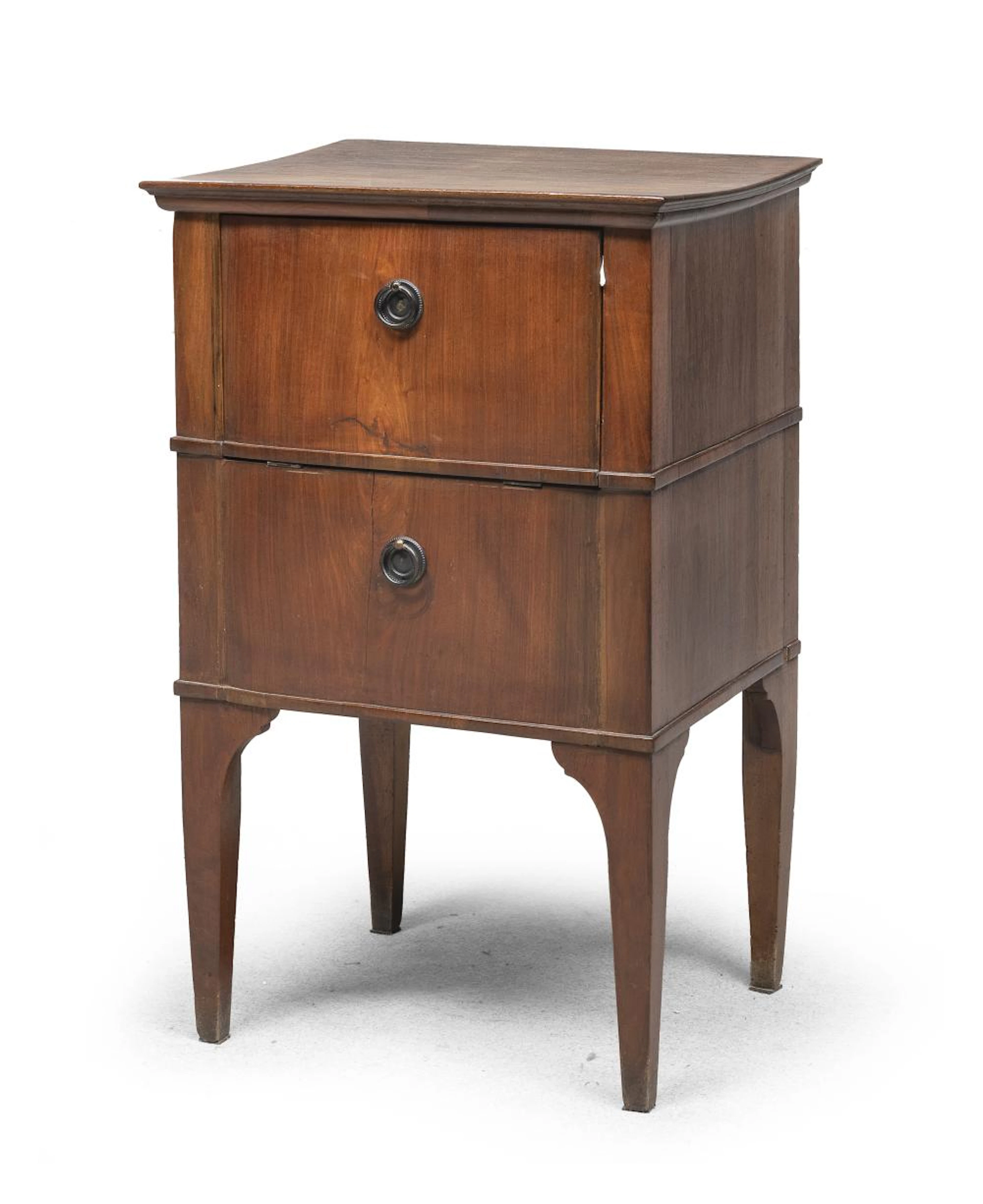 WALNUT NIGHTSTAND, EARLY 19TH CENTURY