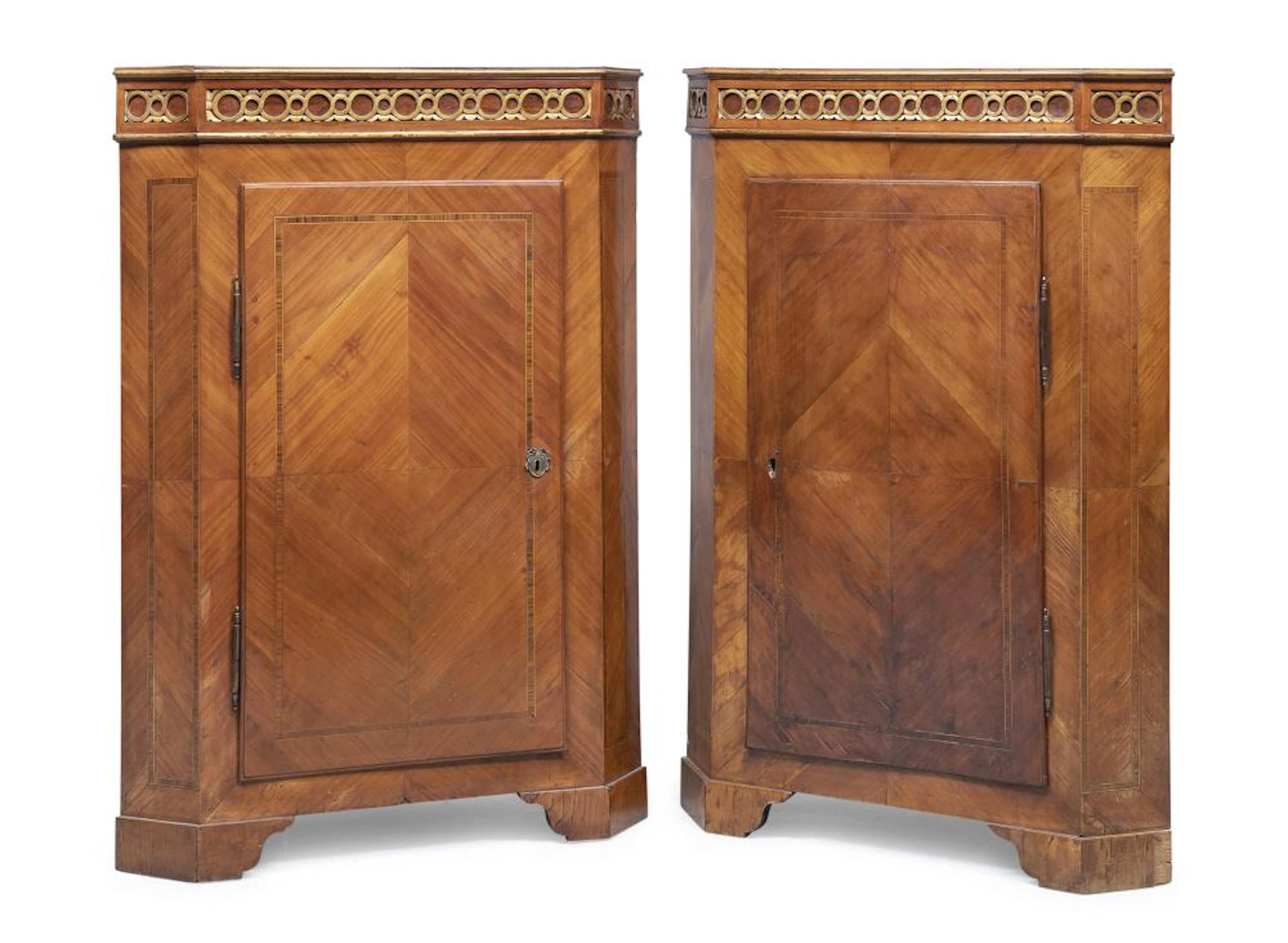 PAIR OF CORNER CUPBOARDS IN BOIS DE ROSE, PROBABLY GENOA, LATE 18TH CENTURY
