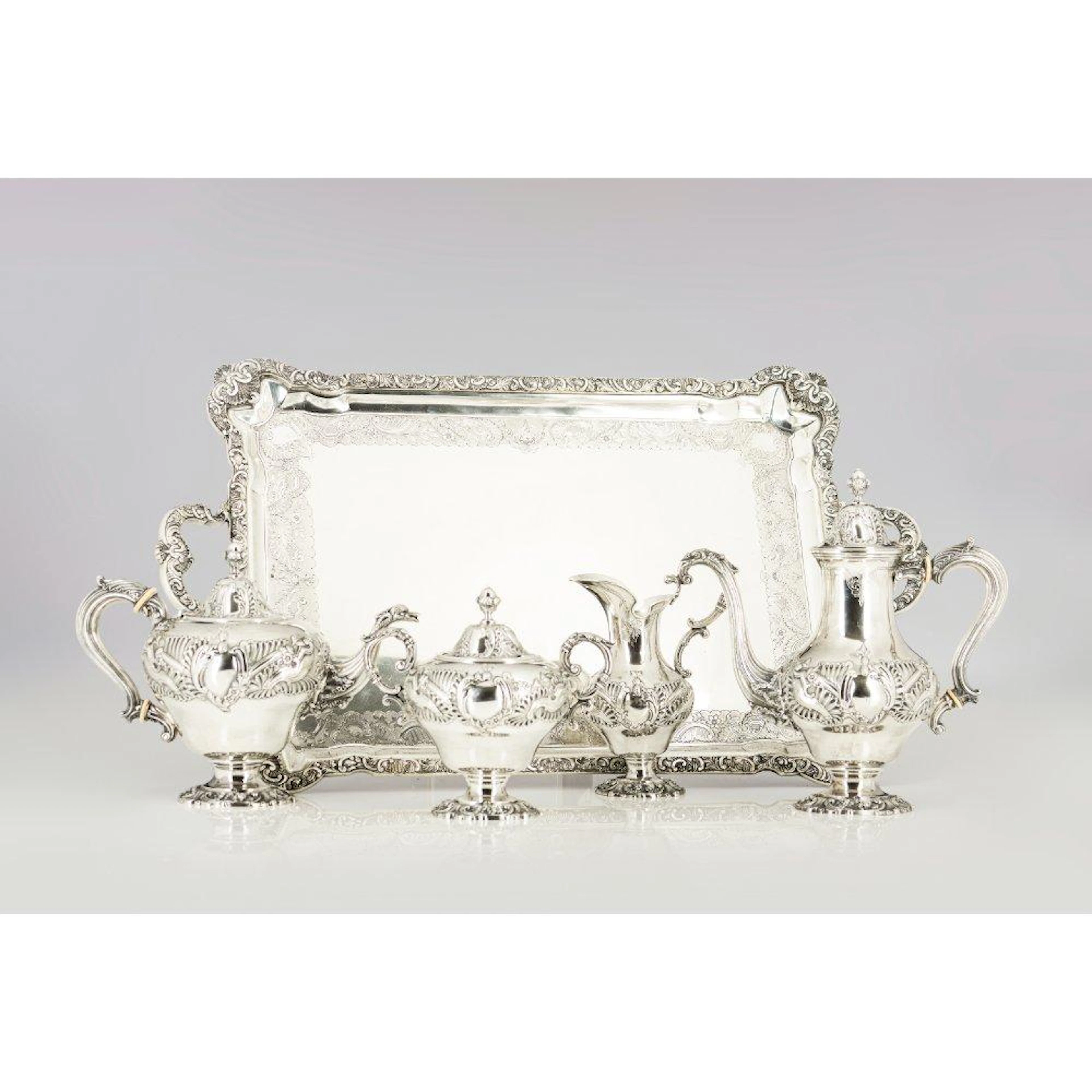 A "duck's beak" tea and coffee set