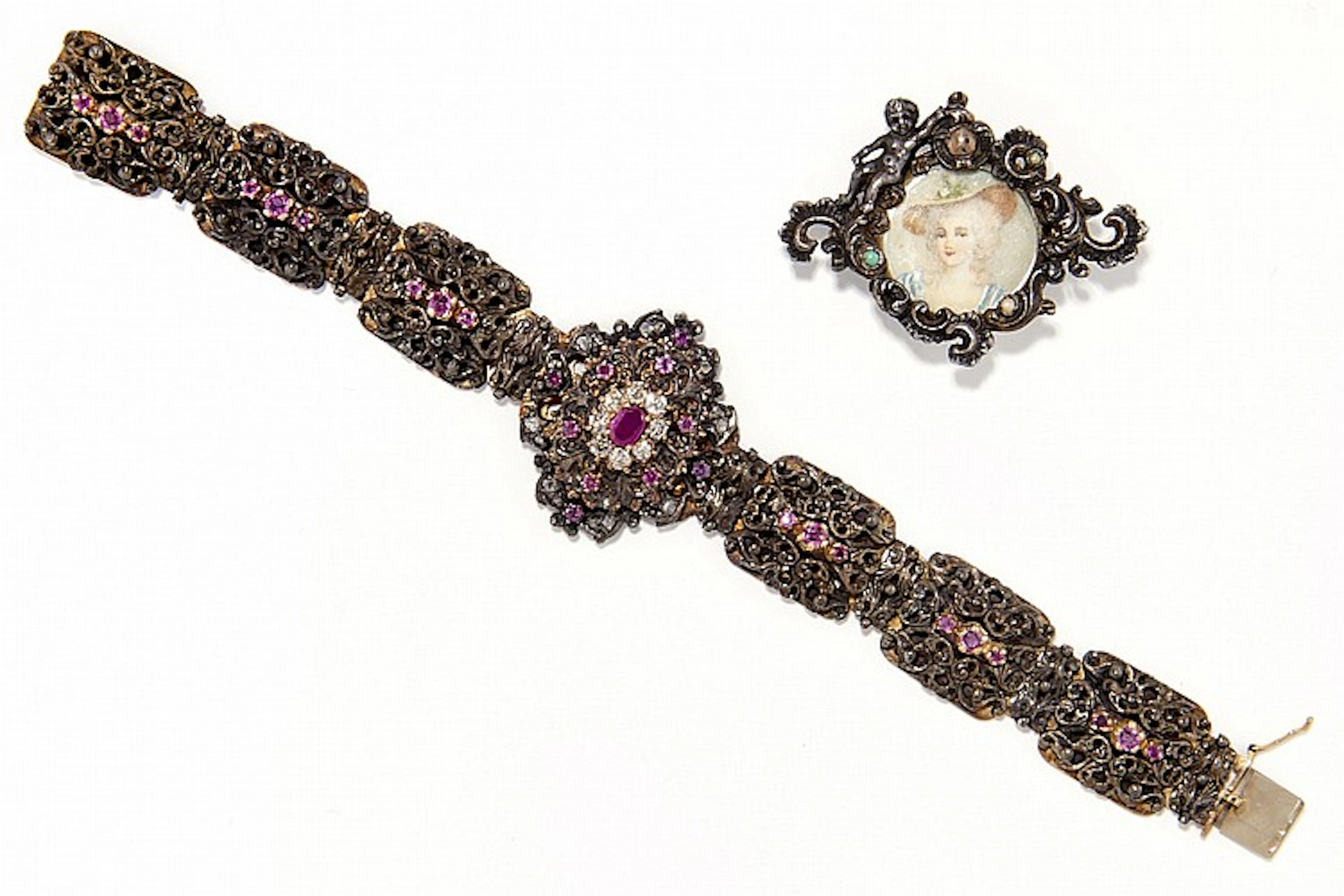 LOT OF A BROOCH AND A BRACELET