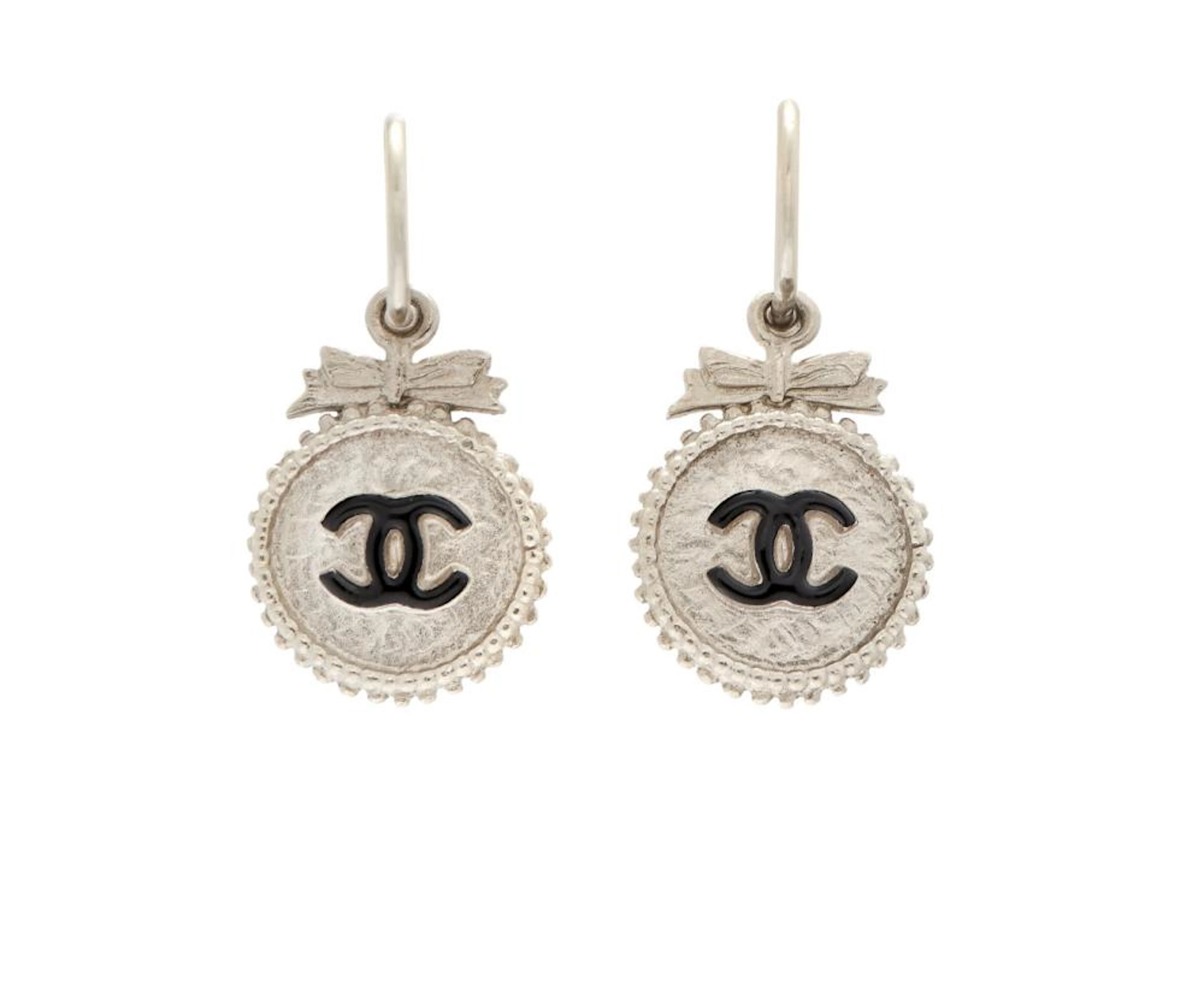 CHANEL Pair of earrings "Paillon Ribbon" 2012