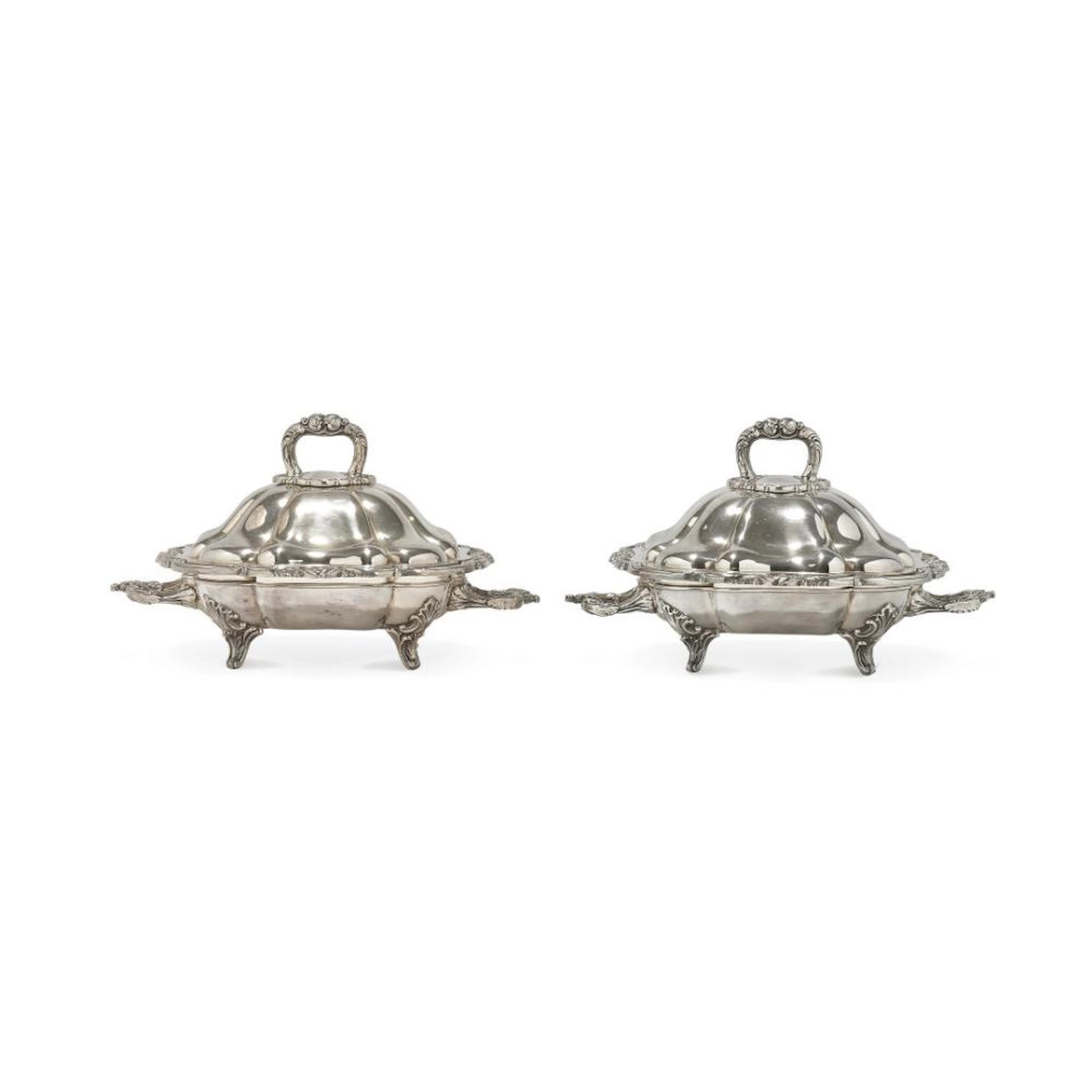Coppia di legumiere in metallo argentato - Pair of silver plated légumières