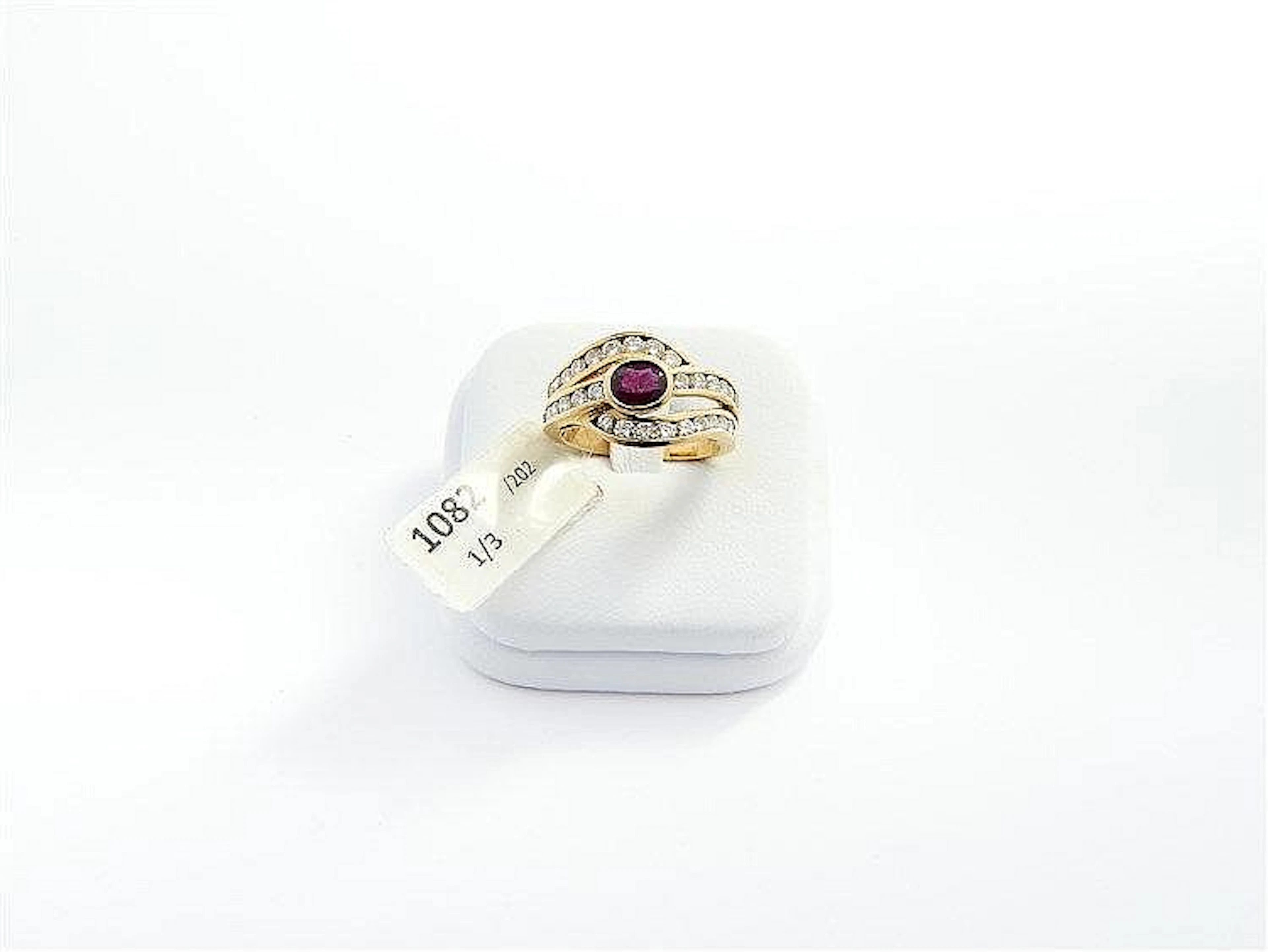 LOTTO DI TRE ANELLI IN ORO LOT OF THREE DIAMOND AND GEM SET RINGS