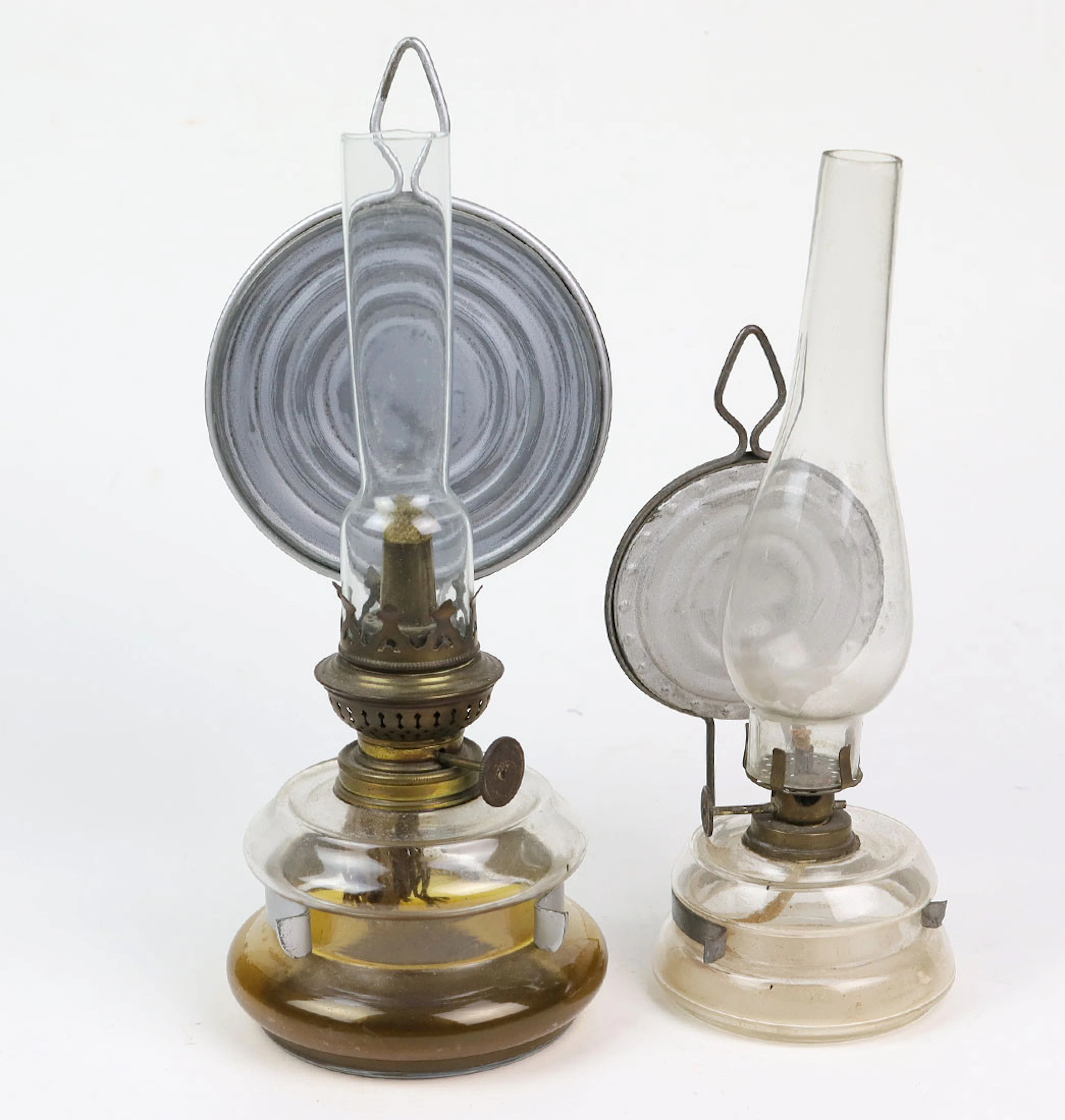 2 ANTIKE PETROLEUM WANDLAMPEN um 1900.