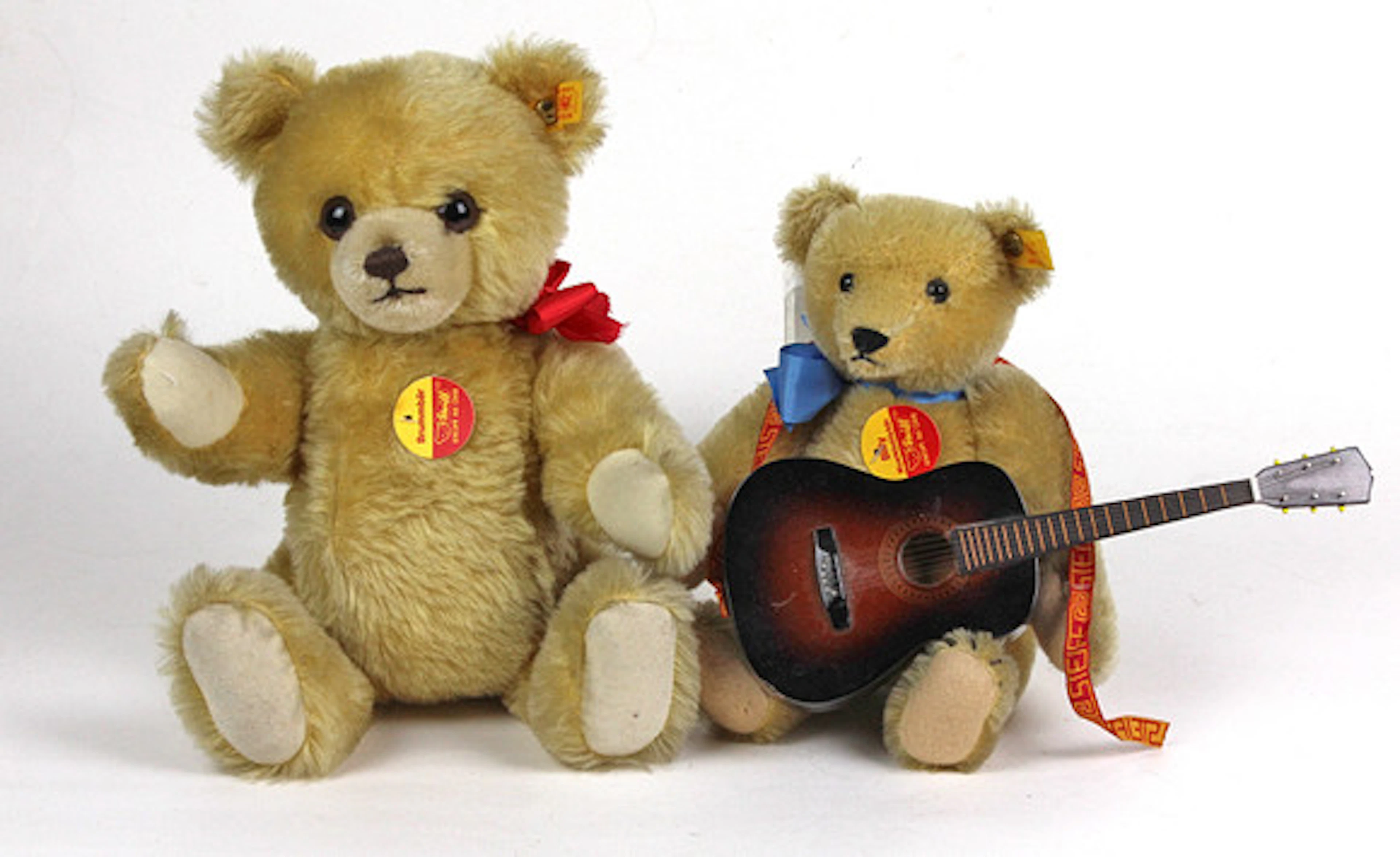 2 STEIFF NALLAR, MED GITARR.