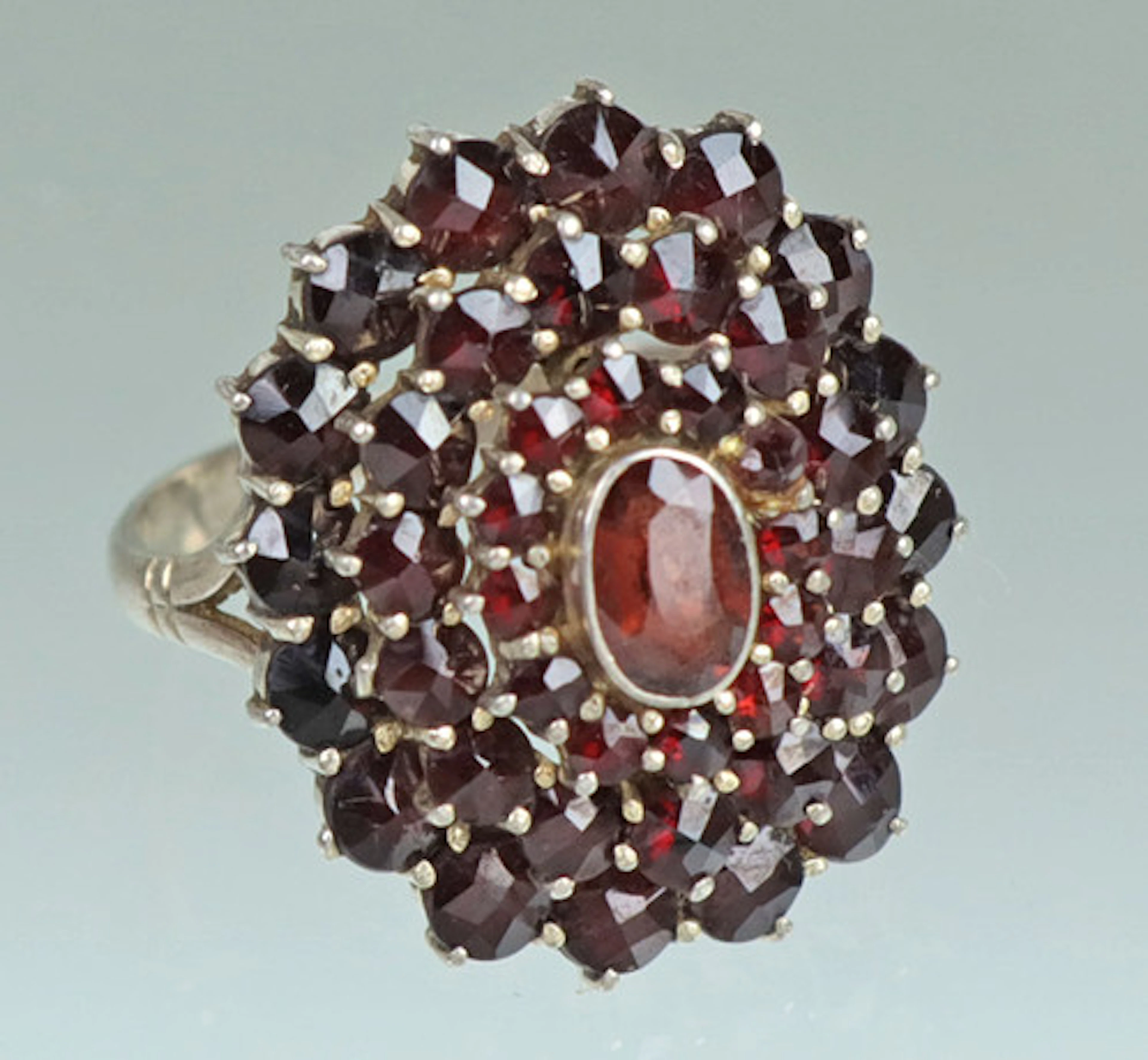 ANTIK GRANAT RING OMKRING 1900, SILVER 900.