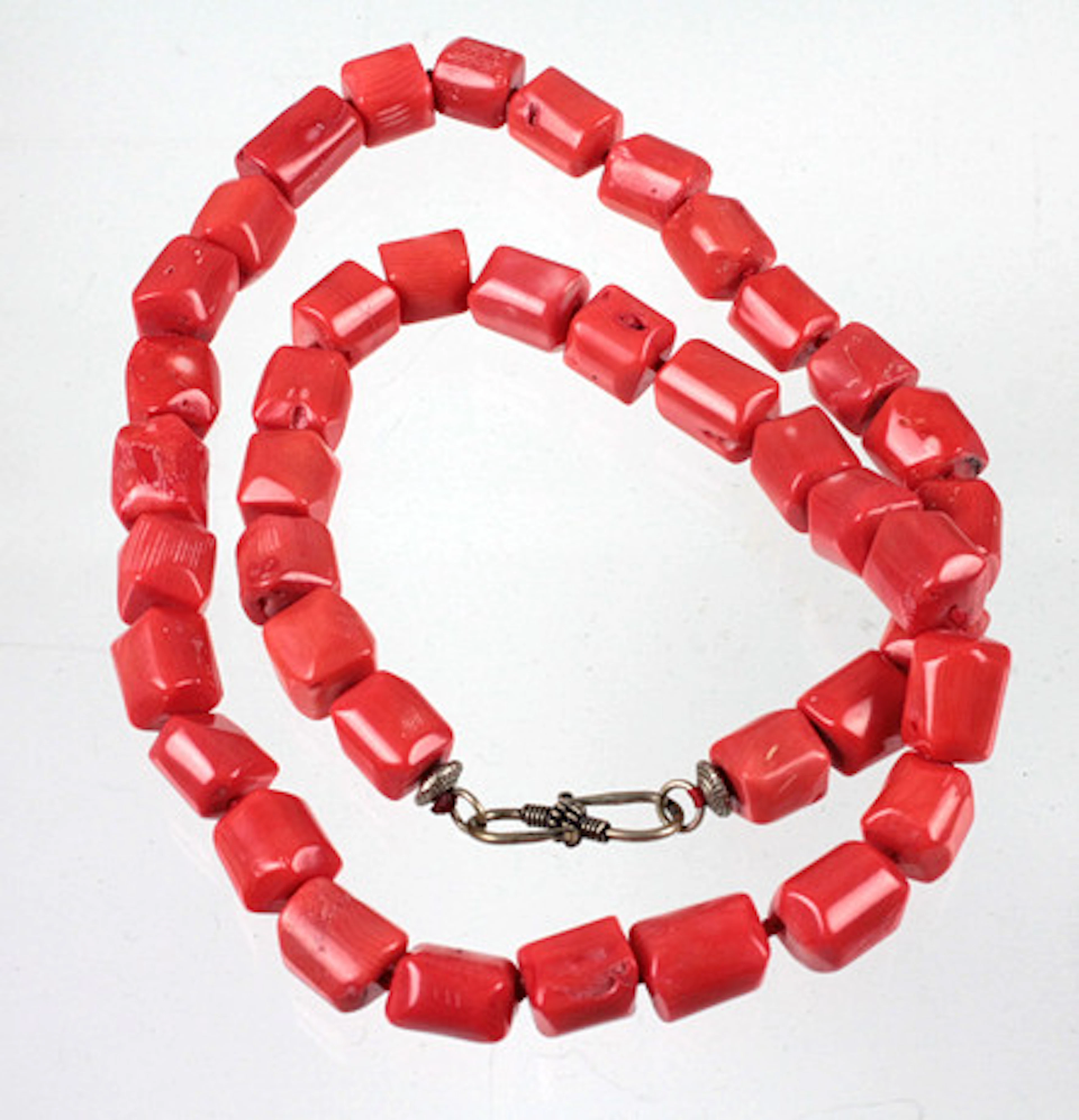 LÅNG KORALL HALSBAND.