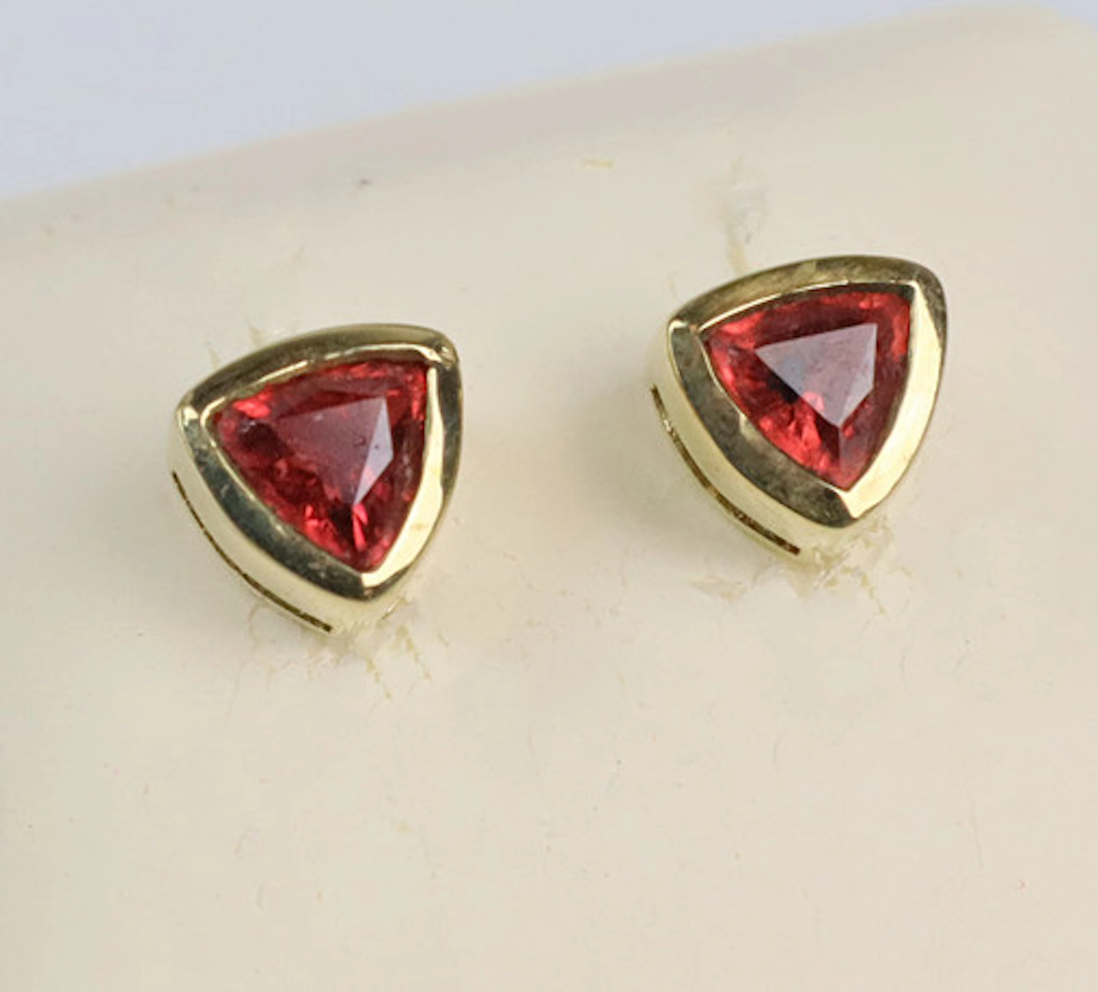 TANZANIA RUBY ÖRHÄNGEN, 375 GULD.
