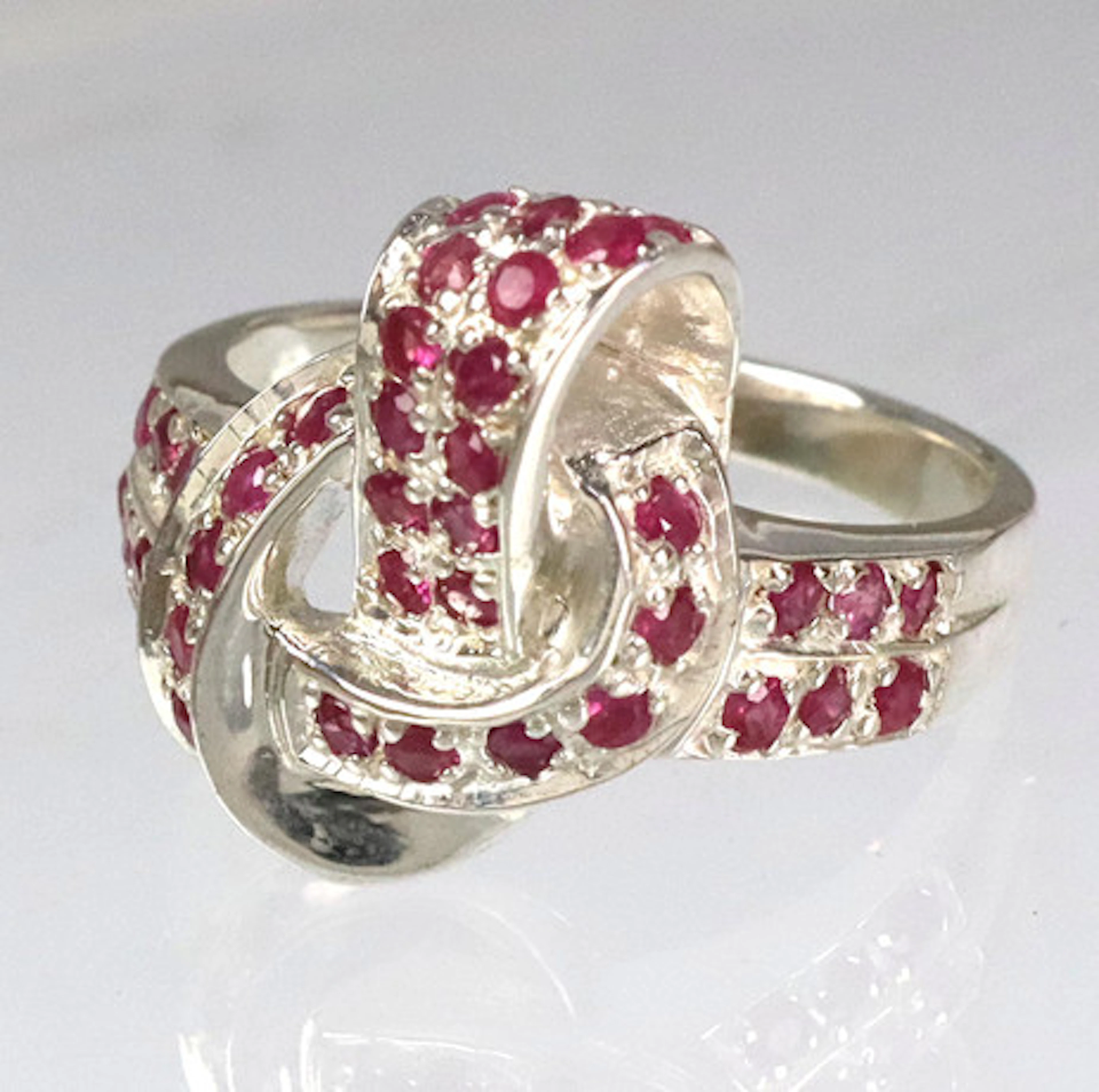 CROISÉRING MED RUBINER, 925 silver.