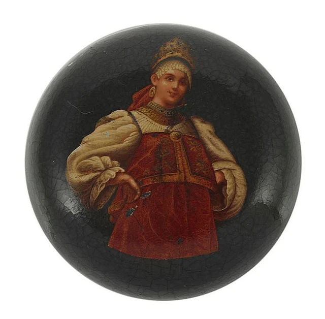 A RUSSIAN LACQUER PILL BOX, LUKUTIN FACTORY, 19TH/20TH CENTURY