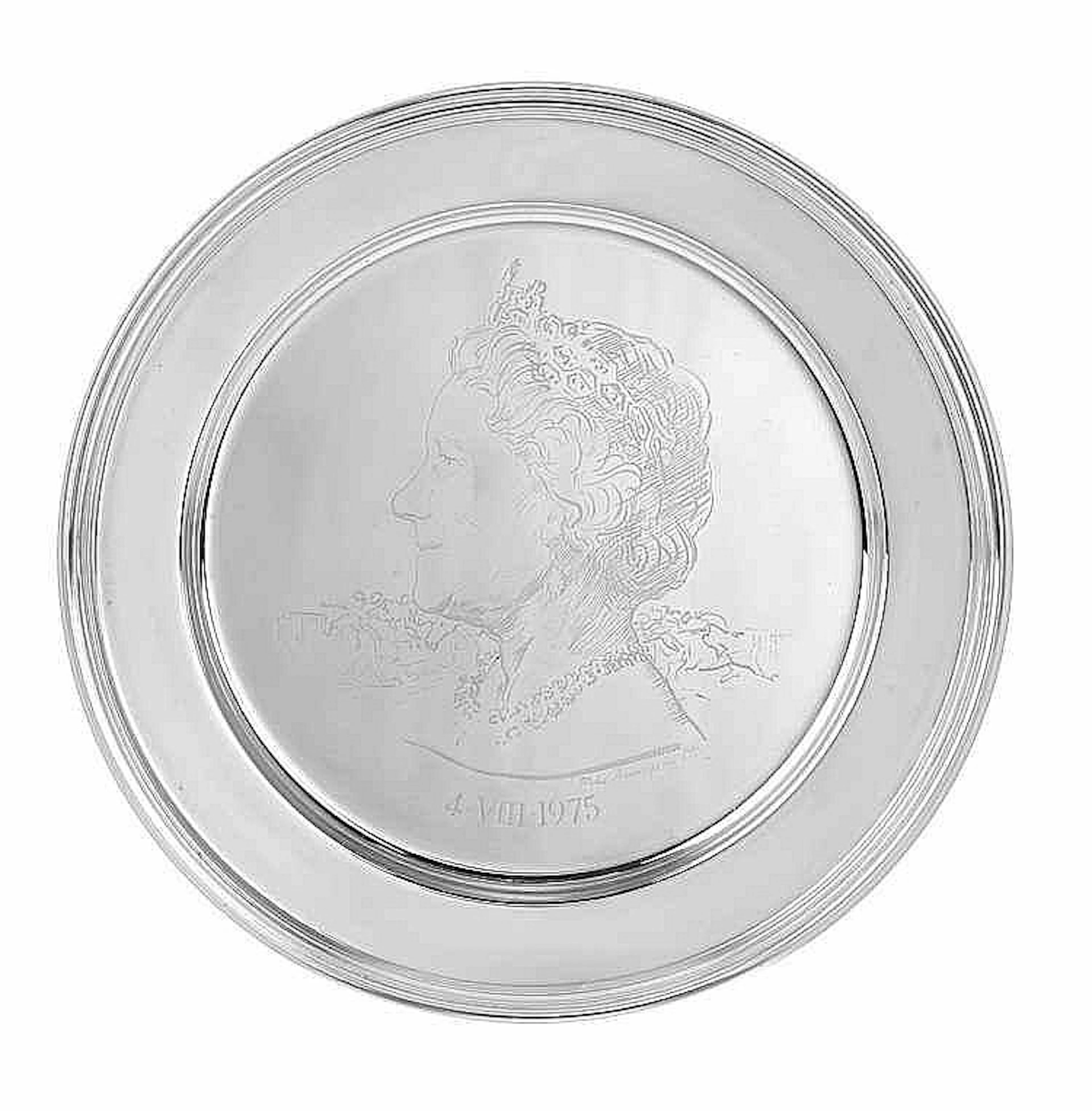 A ROYAL COMMEMORATIVE SILVER DISH