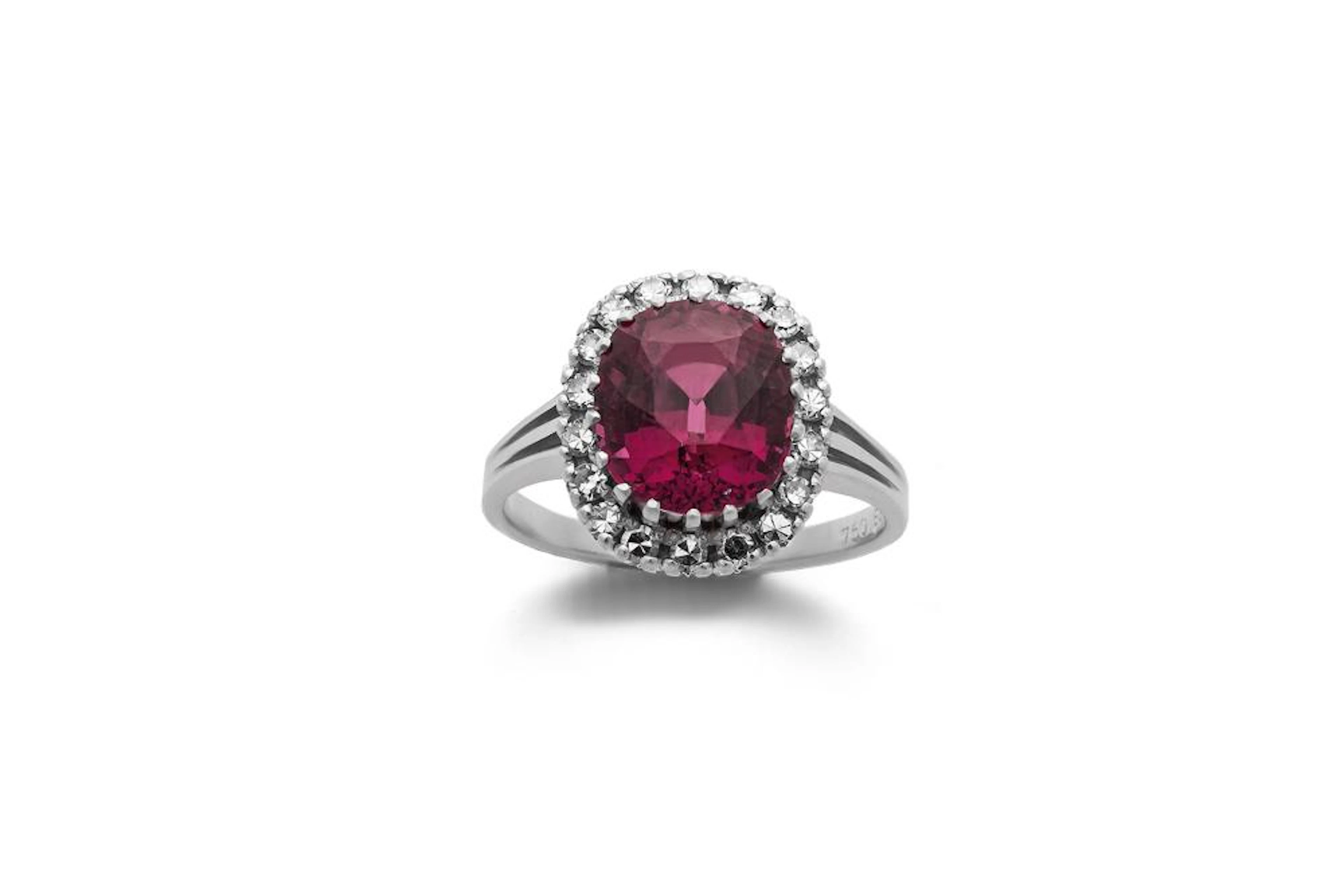 Ring mit Granat und Diamanten
