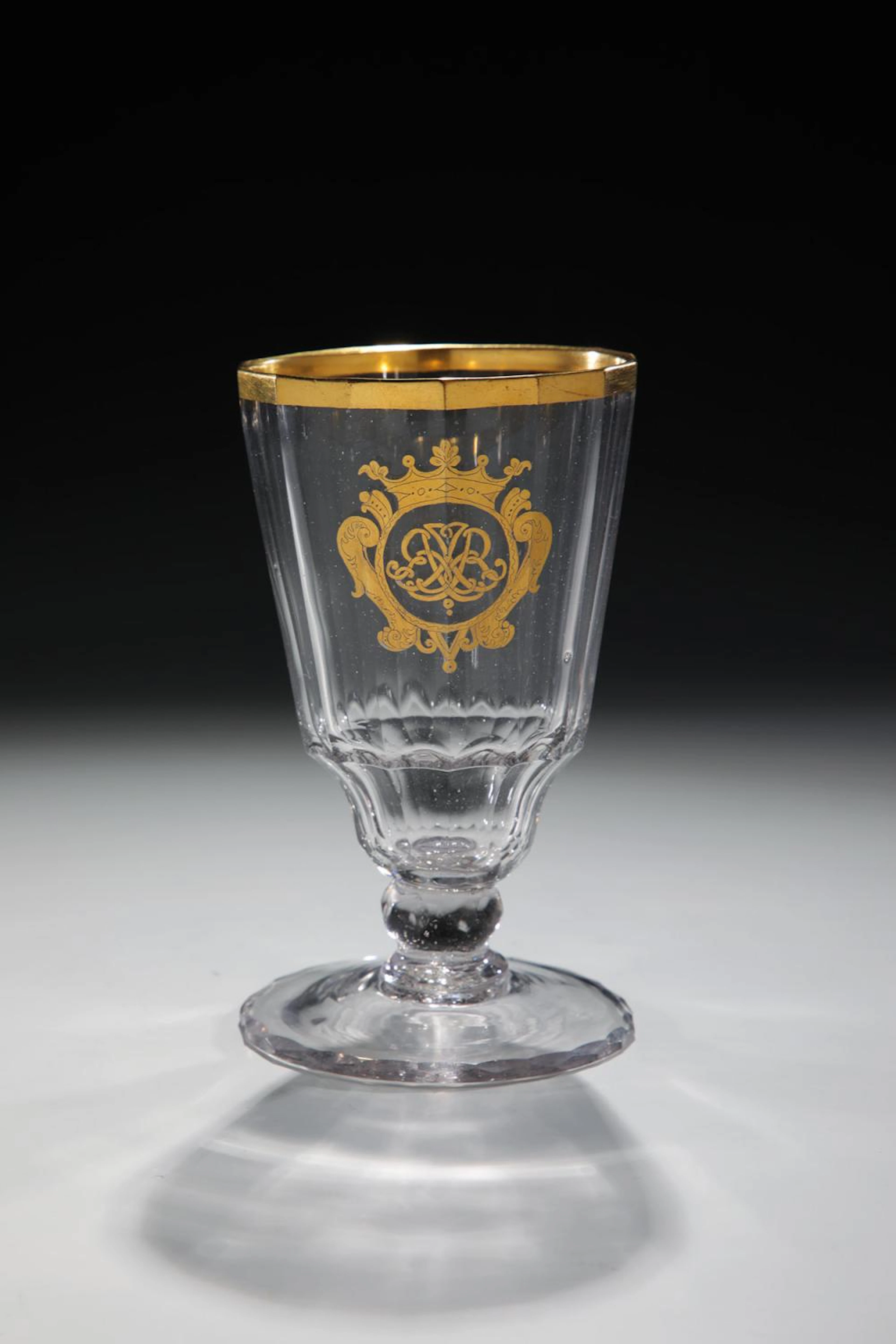 Pokal mit Ligaturmonogramm