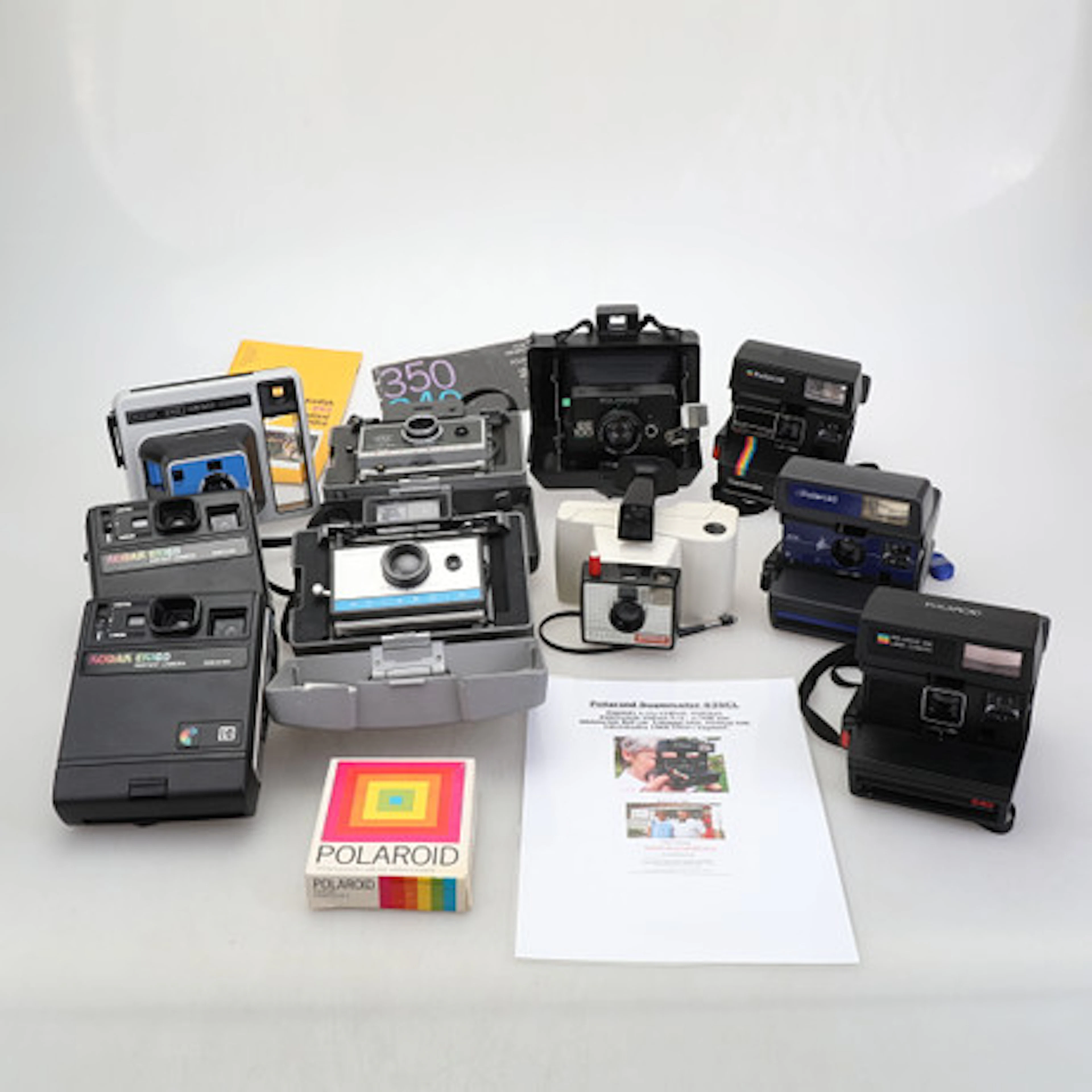 ETT PARTI POLAROIDKAMEROR, 1960-1980-talet.