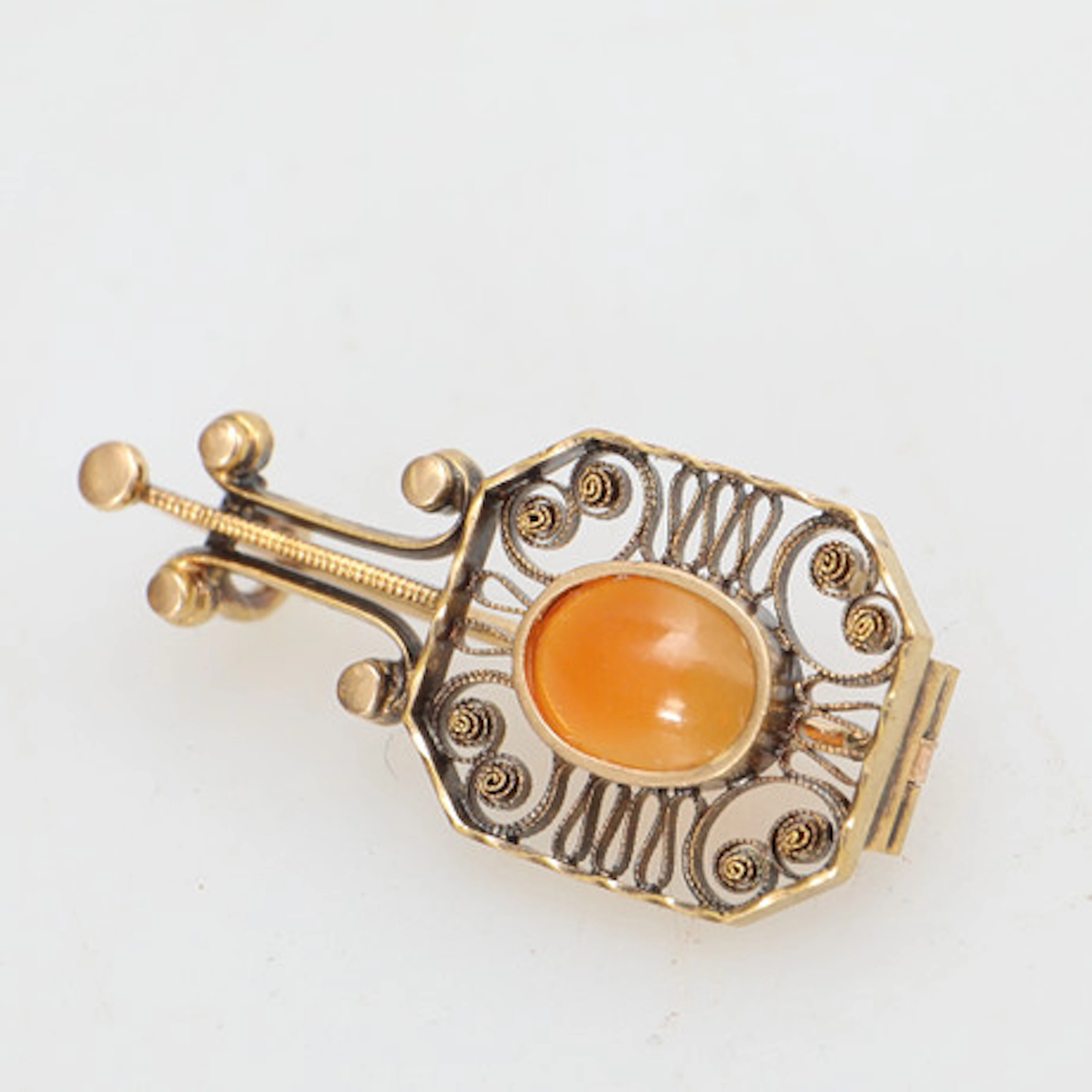 18K BROSCH, 1910, carneol, 2,38 g, filigra…