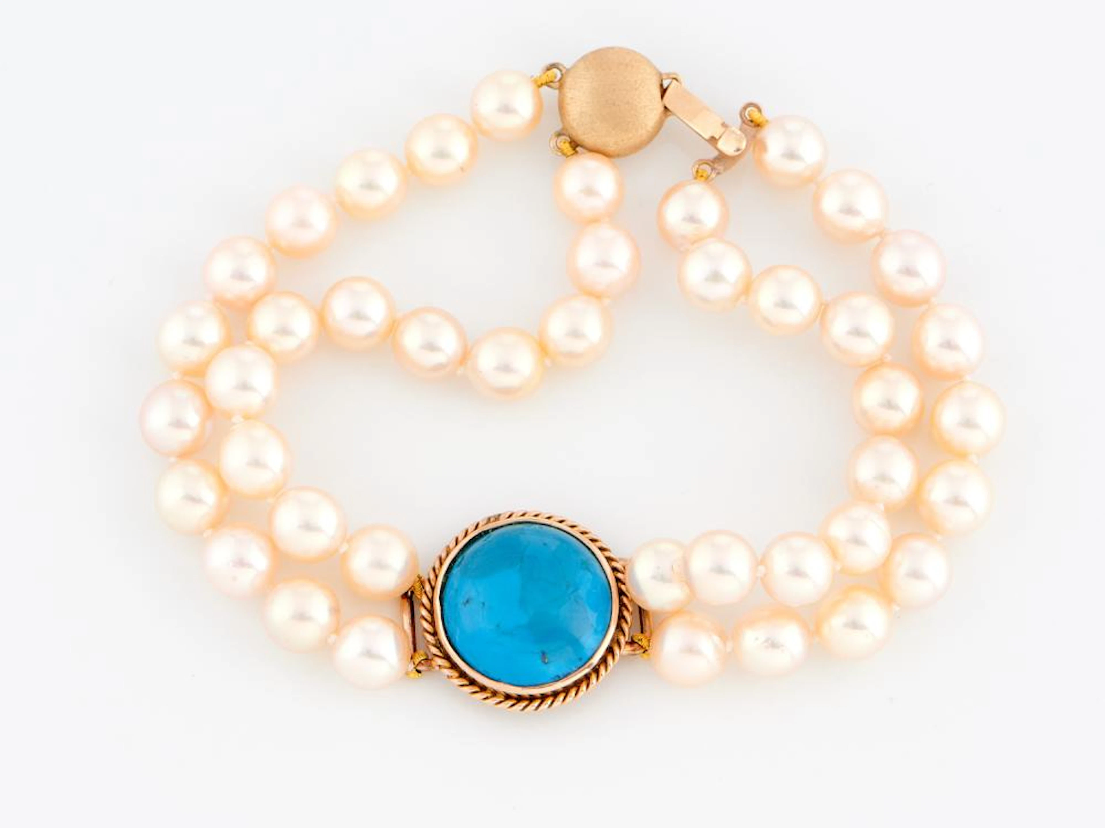 A CULTURED PEARL AND DYED HOWLITE BRACELET IN 9CT GOLD