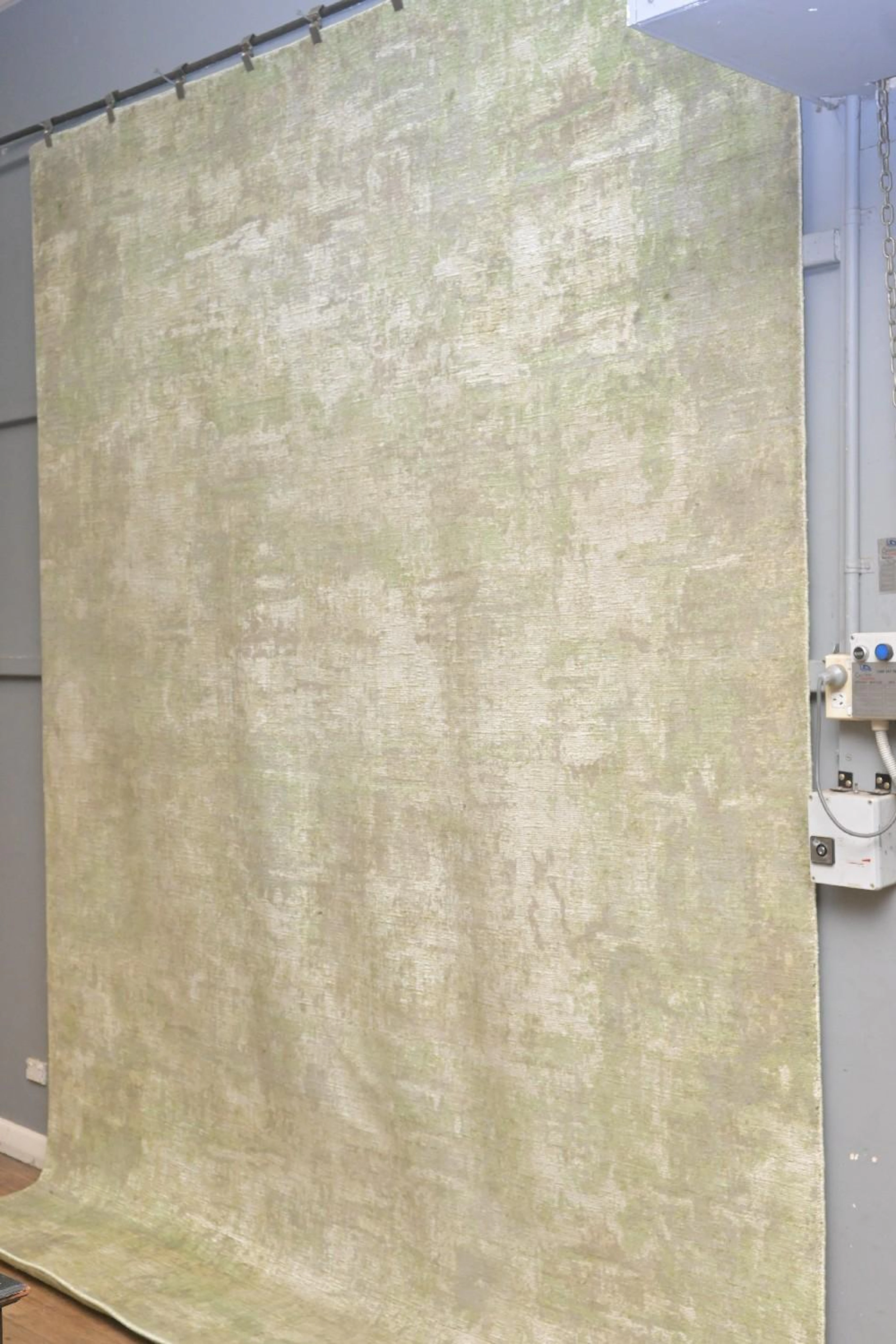 A BRAND NEW MODERN CONTEMPORARY EVEREST COLLECTION RUG