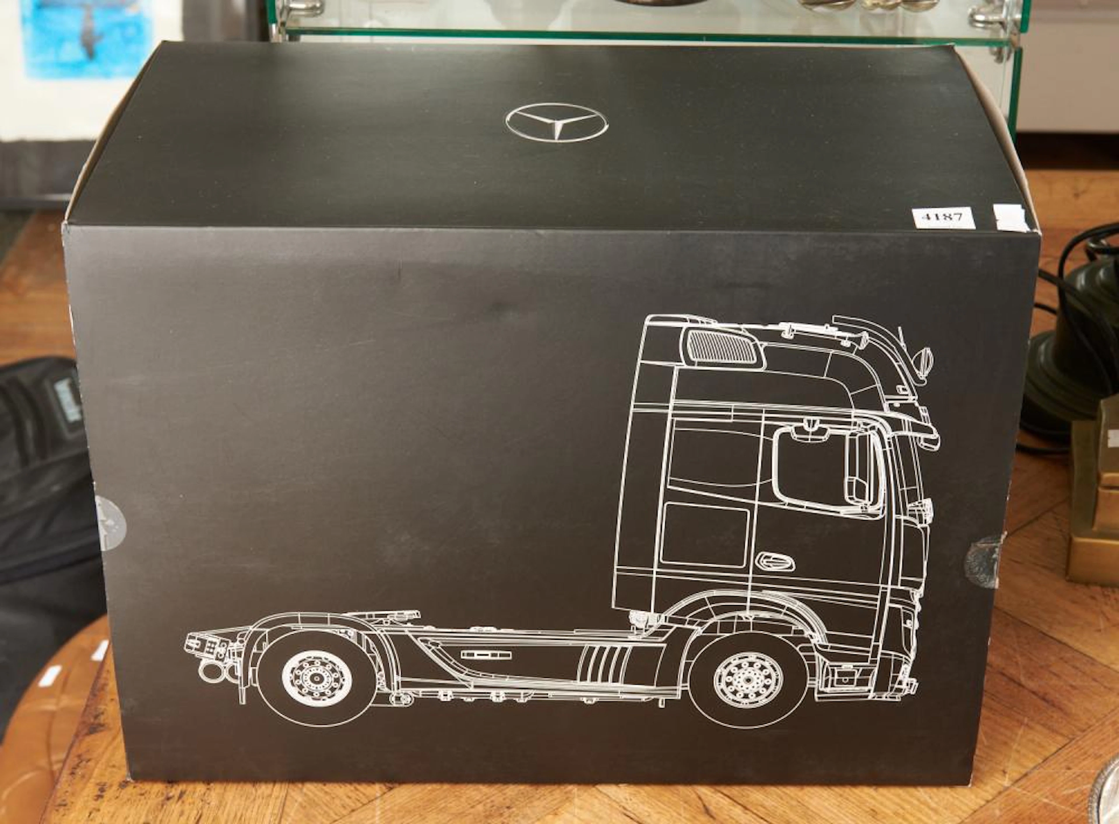 A 1:18 SCALE DIECAST MODEL MERCEDES-BENZ ACTROS TRUCK