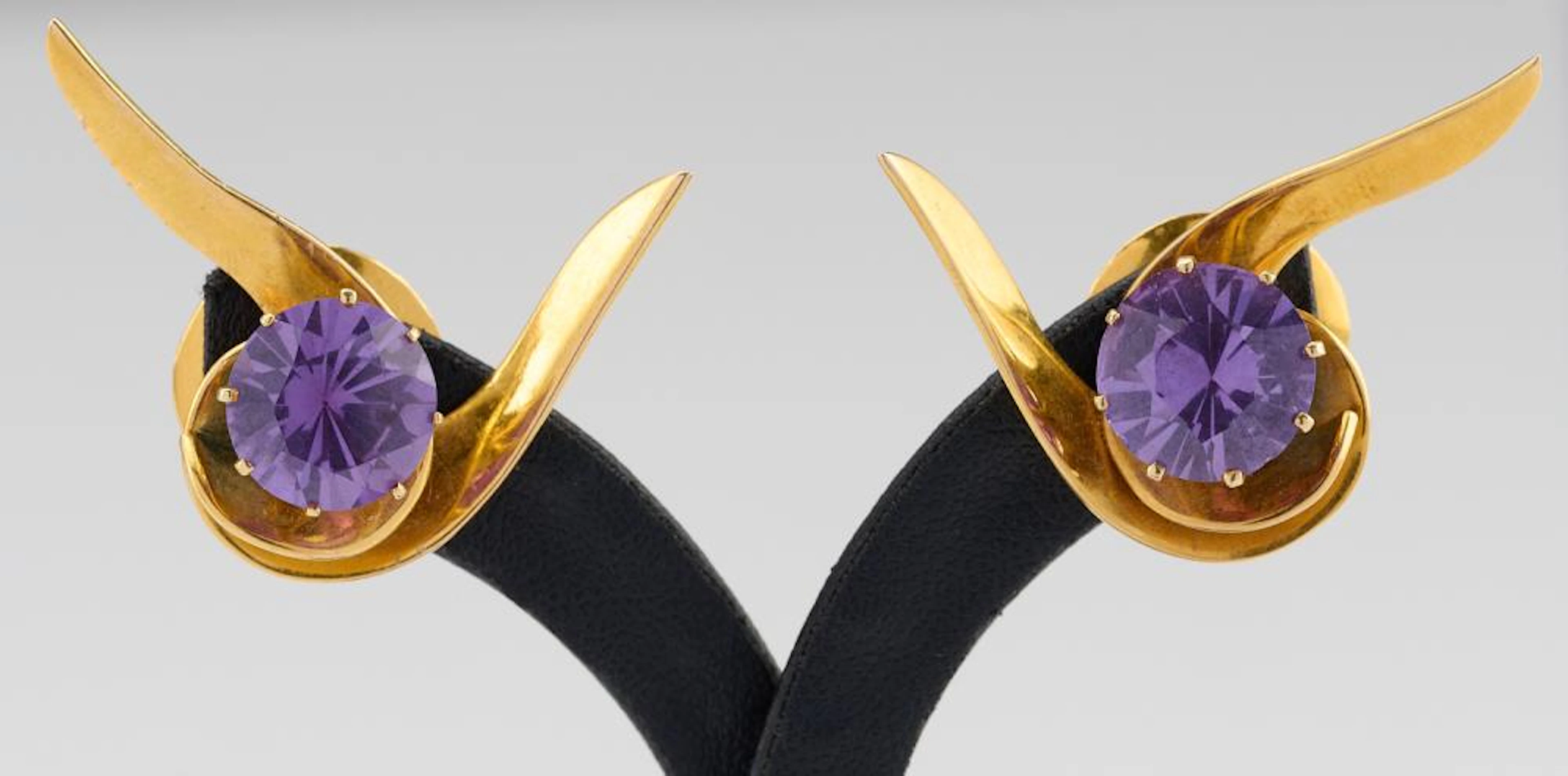 A PAIR OF SYNTETIC ALEXANDRITE EARRINGS IN 14CT GOLD TO STUD AND POST FITTINGS