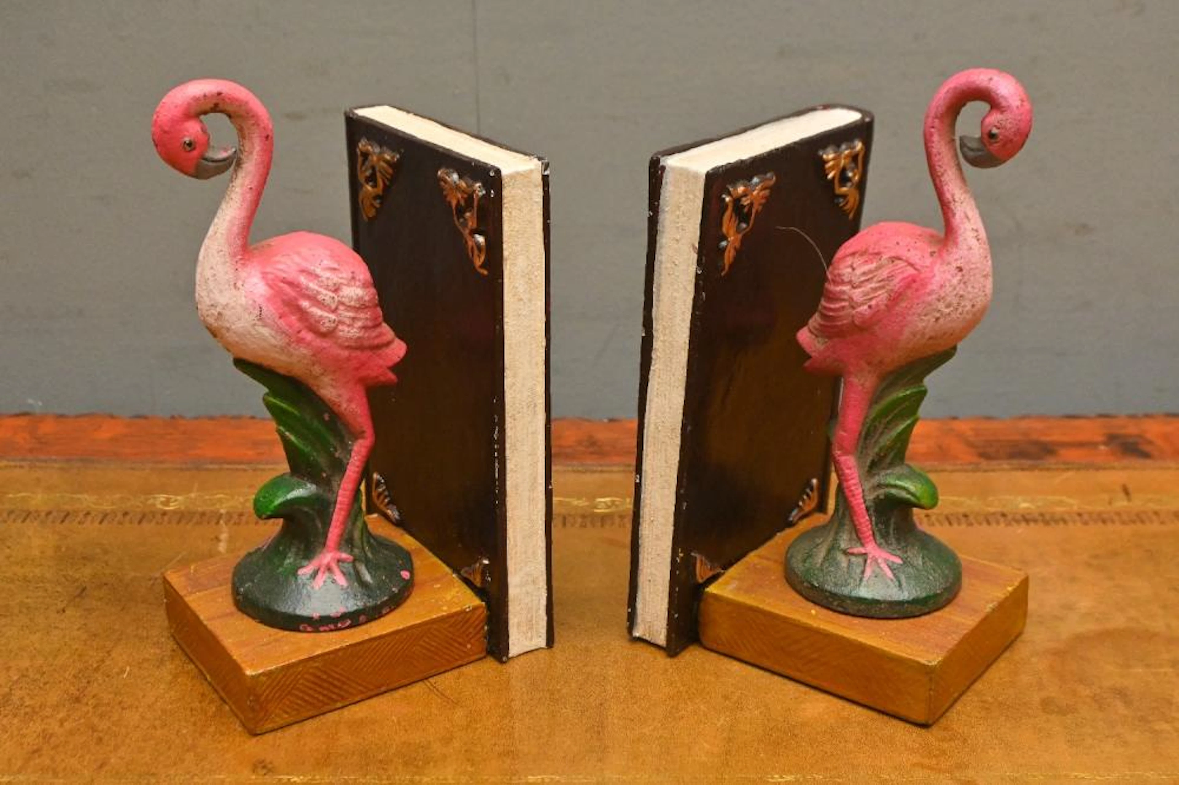 A PAIR OF FLAMINGO BOOKENDS (12H CM) (LEONARD JOEL DELIVERY SIZE: MEDIUM)